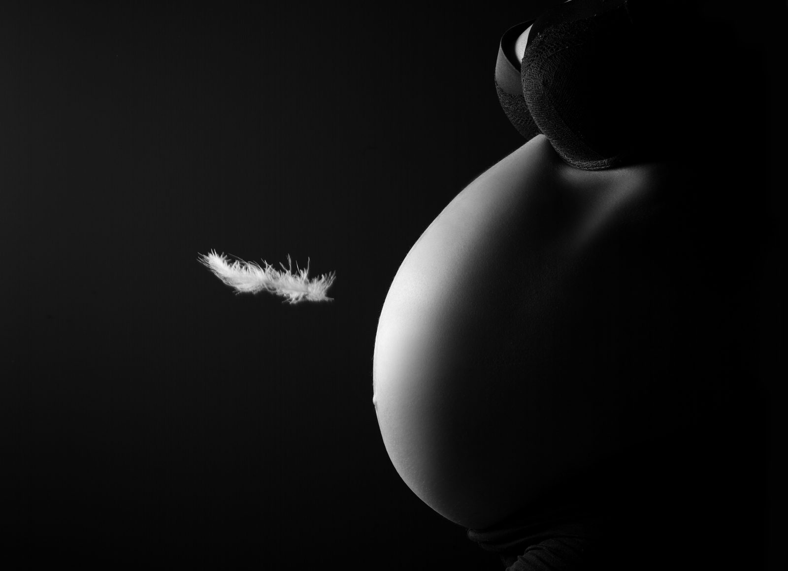 Babybauch-Fotoshooting Hamburg – Silhouette des Babybauchs vor warmem Licht