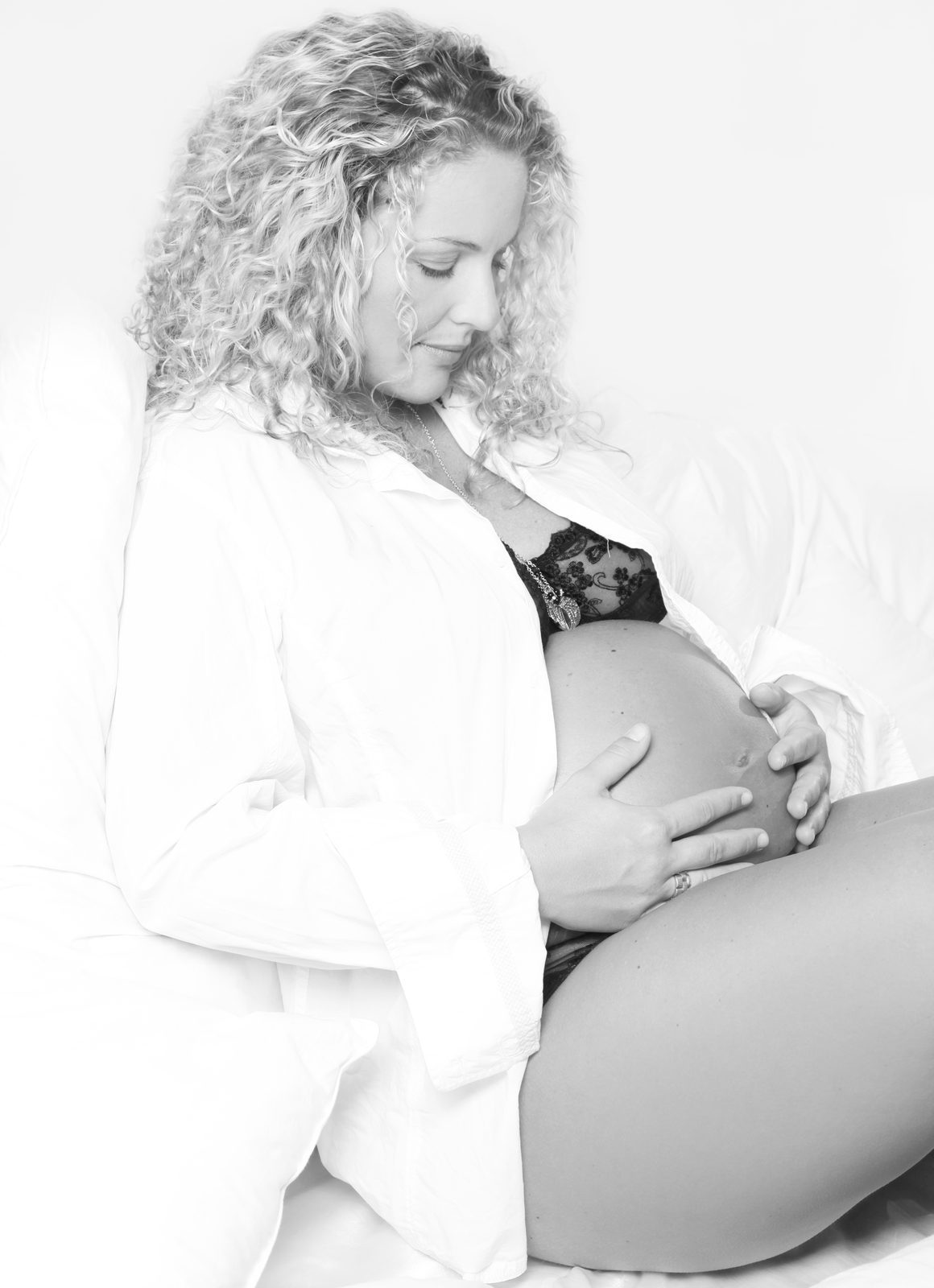 Babybauch-Fotoshooting Hamburg – werdende Eltern in Schwarzweiß – emotionales Paarporträt