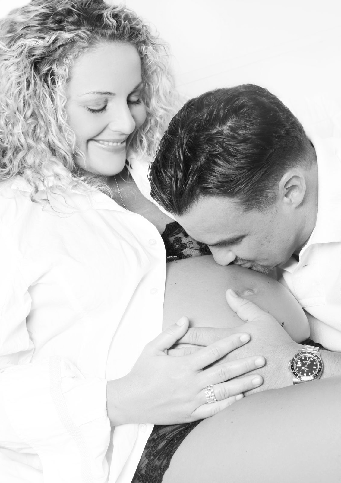 Babybauch-Fotoshooting in Hamburg – küssendes Paar mit Babybauch in Schwarzweiß