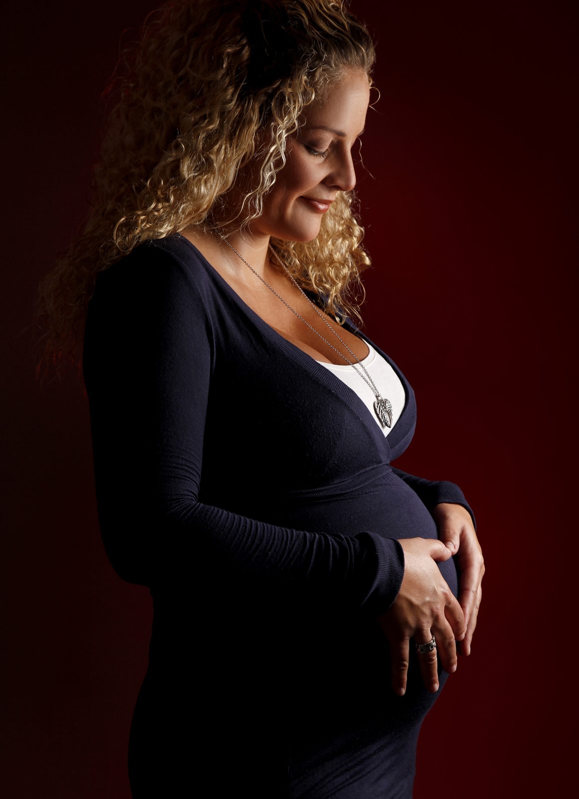 Babybauch-Fotoshooting Hamburg – schwangere Frau im dramatischen Licht – BEAUTYSHOTS