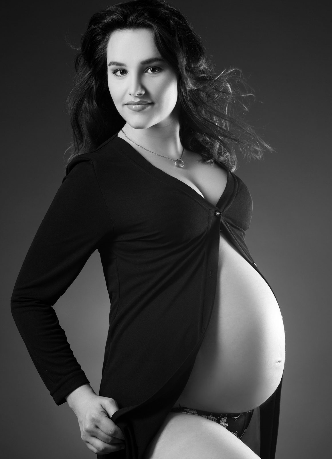 Babybauch-Fotoshooting Hamburg – Profilaufnahme des Babybauchs in Schwarzweiß