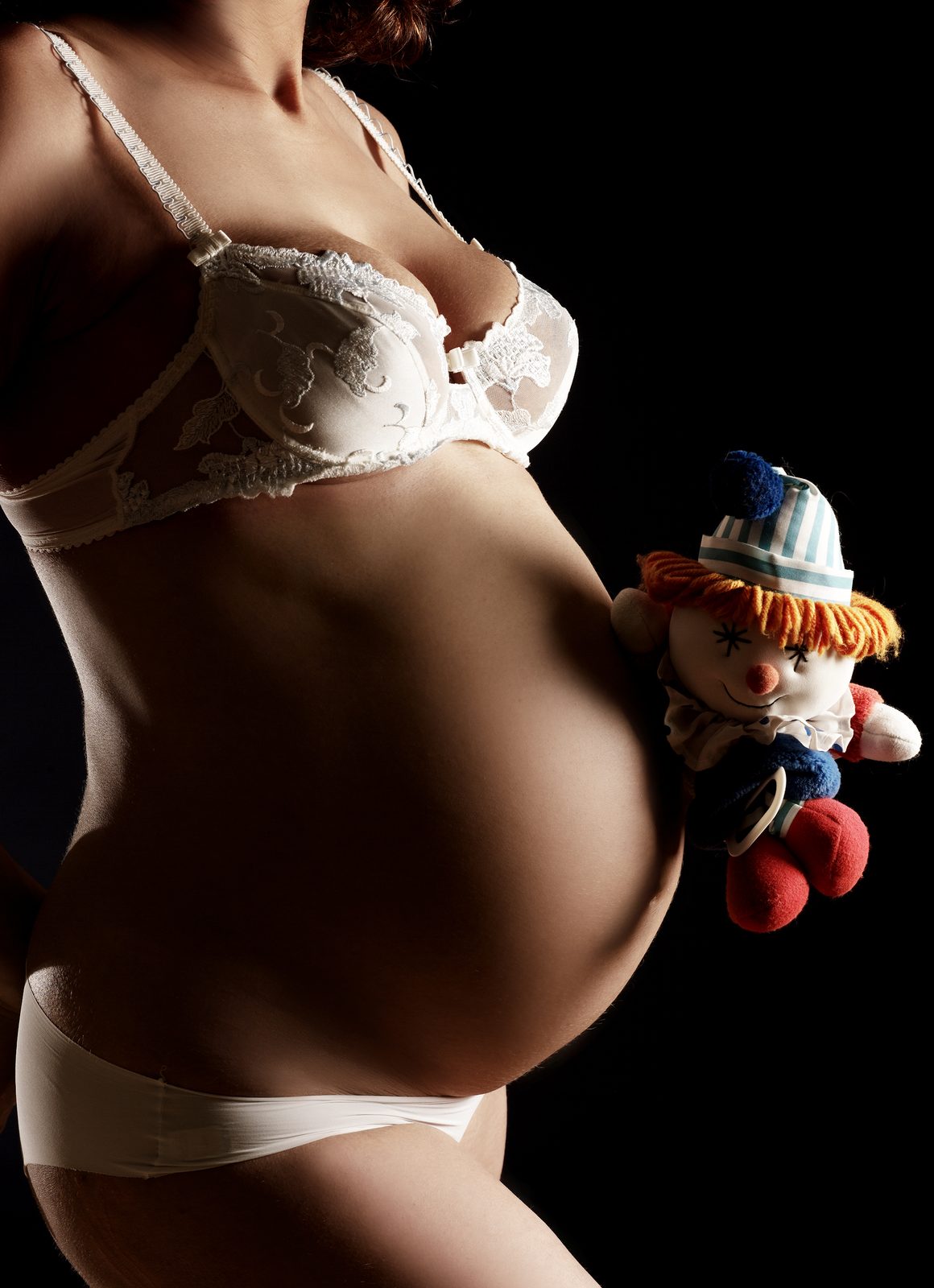 Babybauch-Fotoshooting Hamburg – liebevoll gestalteter Babybauch – kreatives Schwangerschaftsfoto