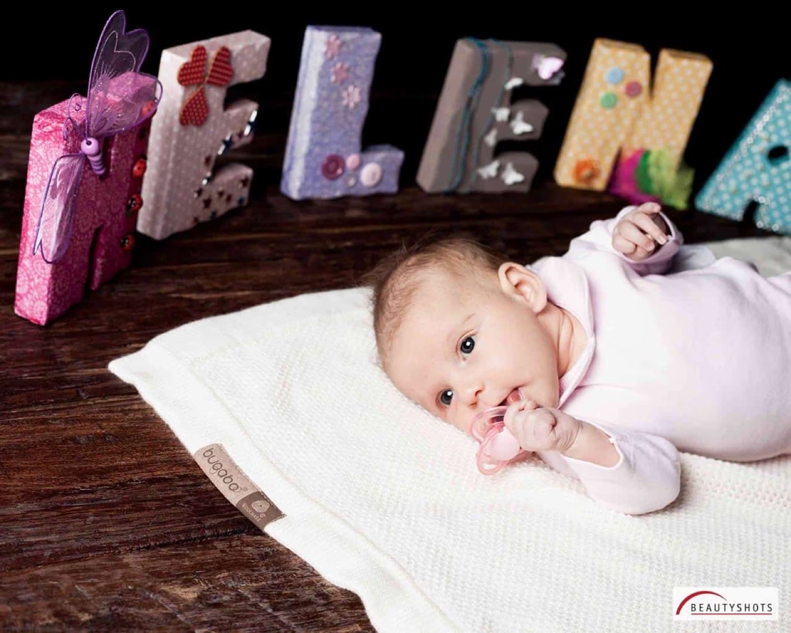 Babybauch-Fotoshooting Hamburg – Baby liegend auf weißer Decke