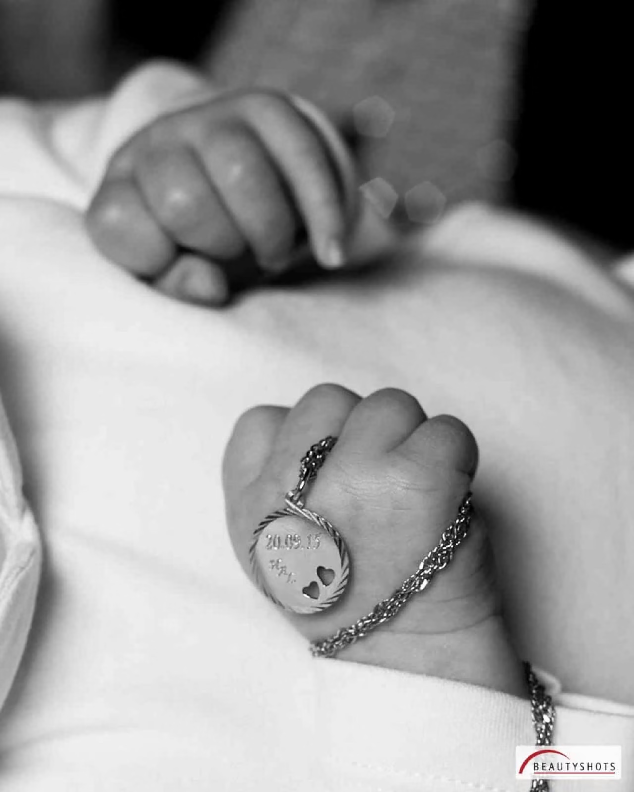 Babybauch-Fotoshooting Hamburg – Nahaufnahme Babyhände in Schwarzweiß