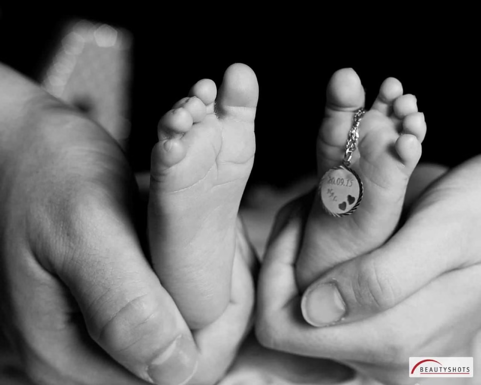 Babybauch-Fotoshooting Hamburg – Nahaufnahme Babyfüße in Schwarzweiß