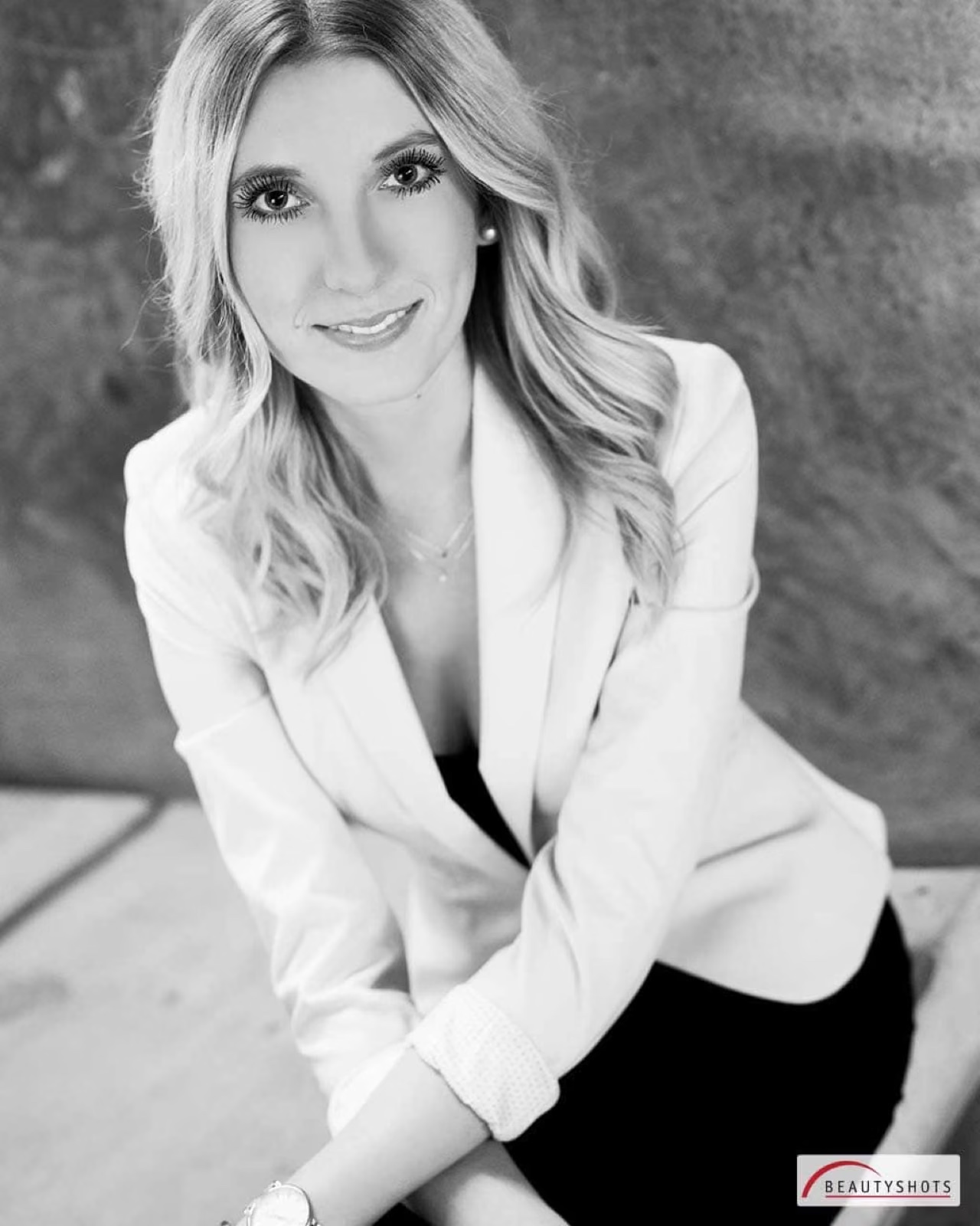 Business-Portrait Frau im schwarzen Rock mit weißem Blazer – BEAUTYSHOTS Hamburg