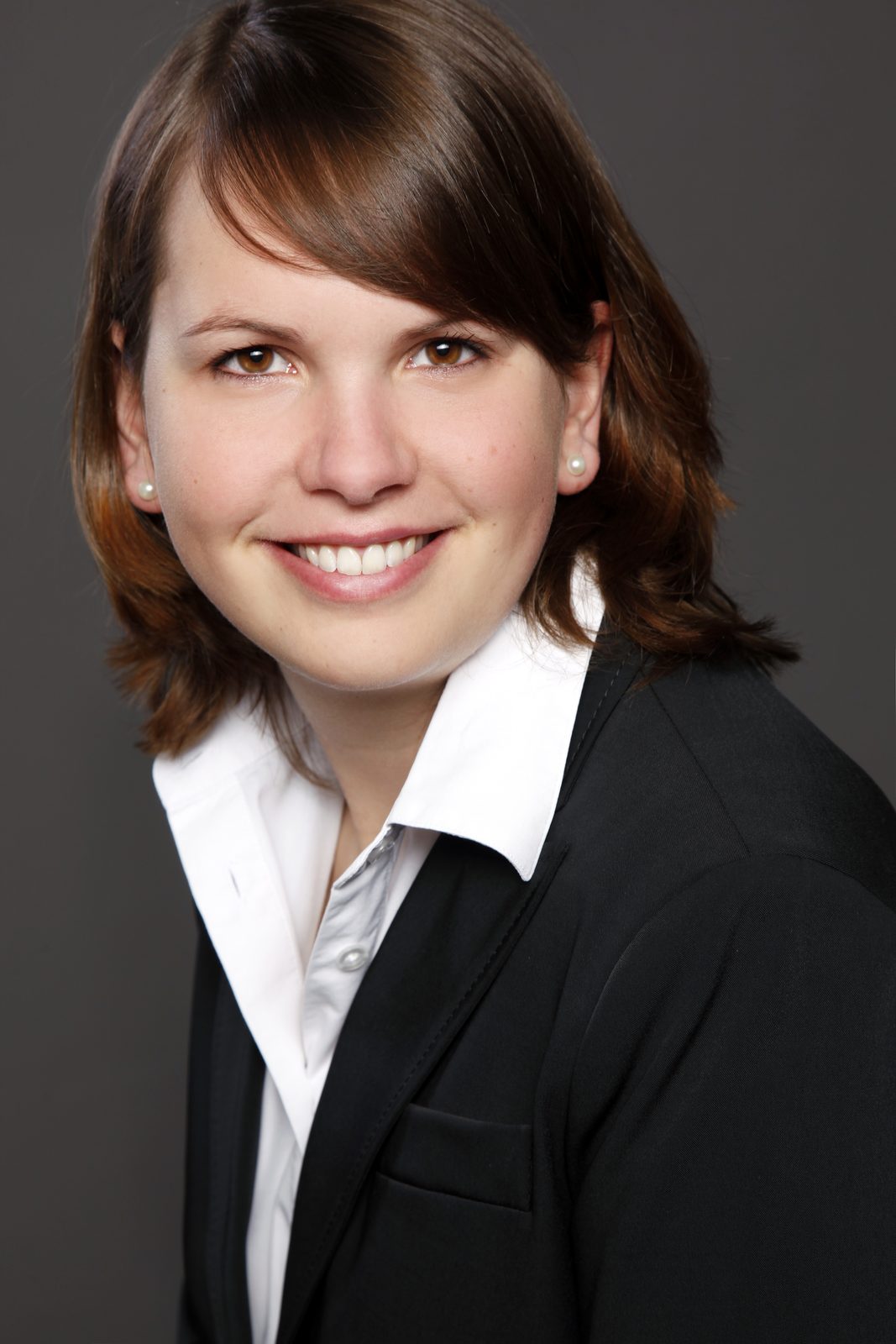 Bewerbungsfoto Hamburg – Geschäftsfrau mit dunklen Haaren im Blazer – BEAUTYSHOTS