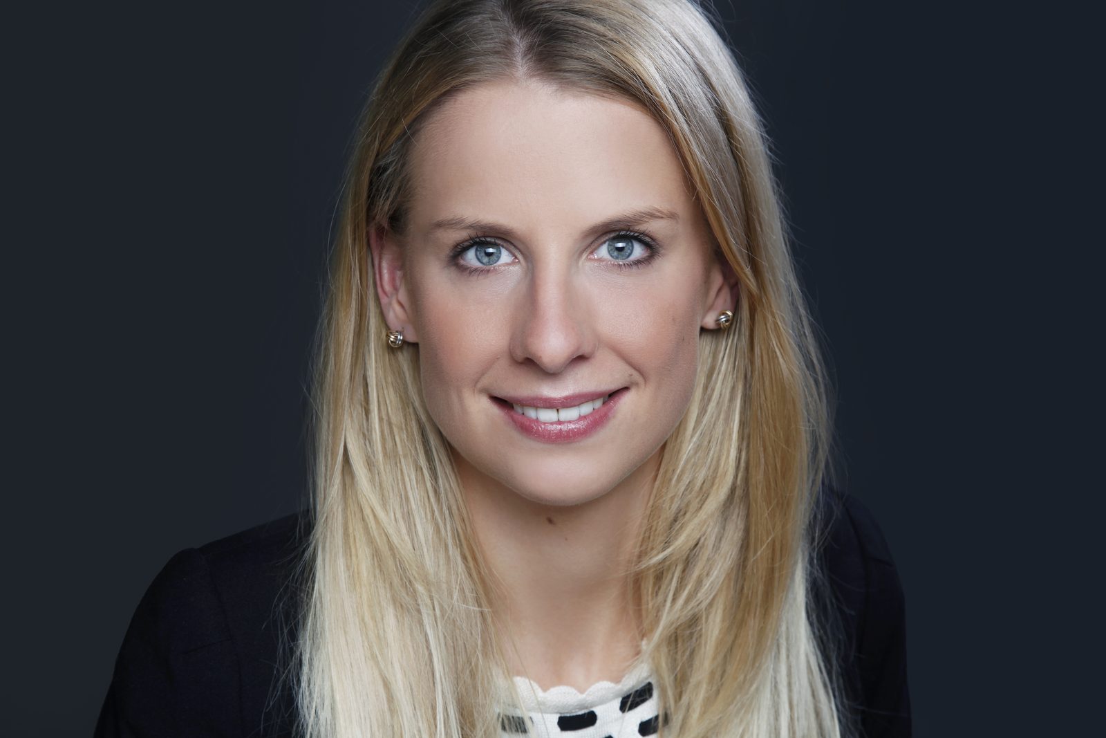 Bewerbungsfoto Hamburg – blonde Frau im Business-Outfit – sympathisches Bewerbungsporträt