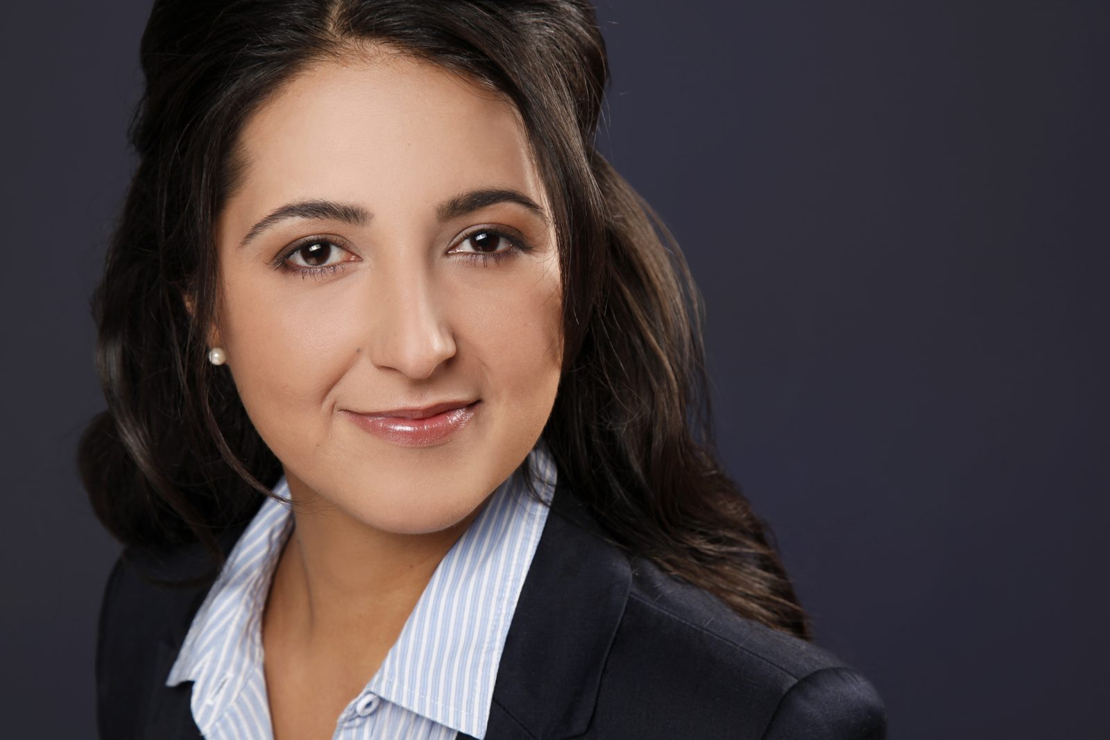 Bewerbungsfoto Hamburg – Frau im eleganten Business-Look – professionelles Bewerbungsbild