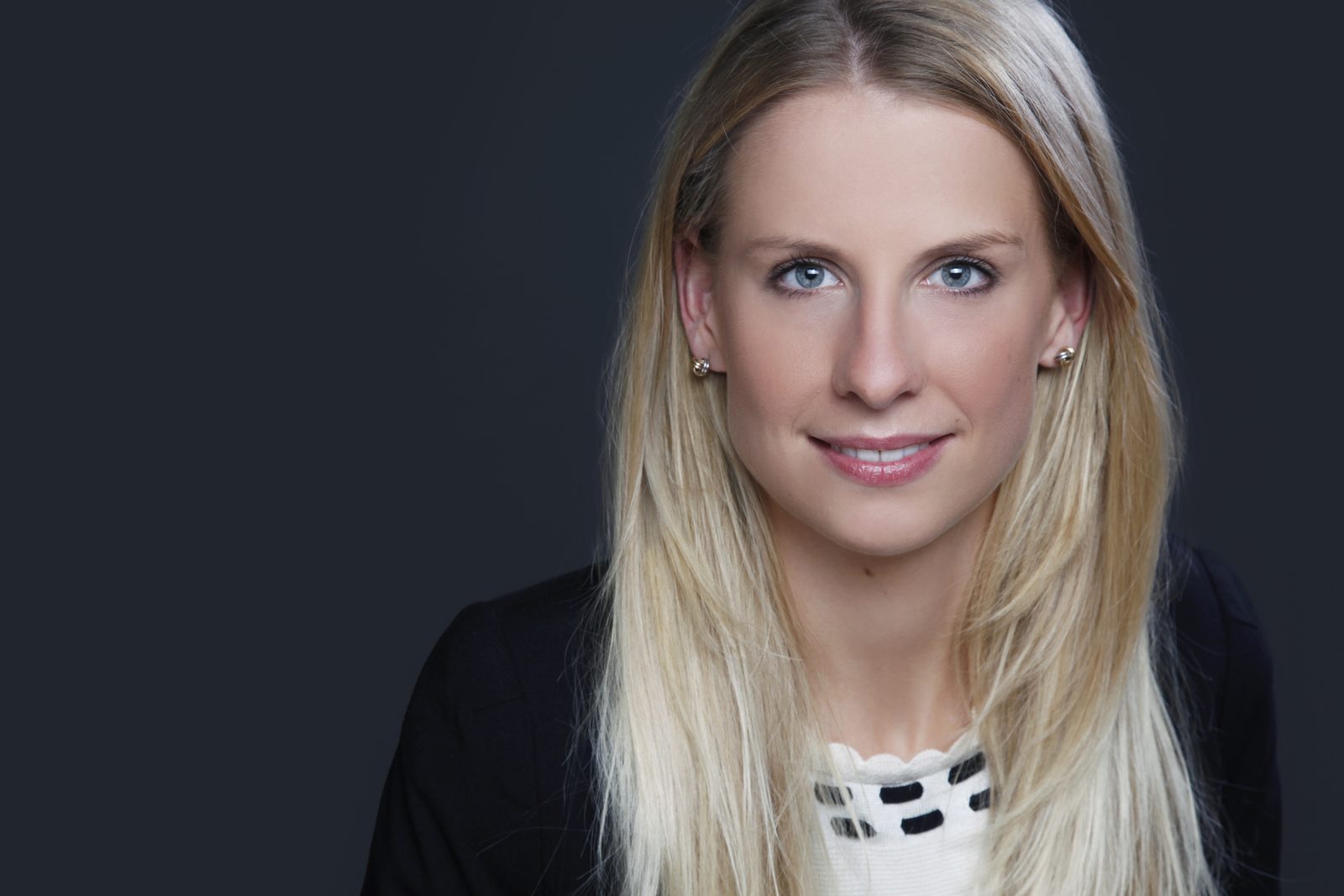 Bewerbungsfoto Hamburg – blonde Geschäftsfrau mit freundlichem Lächeln – BEAUTYSHOTS