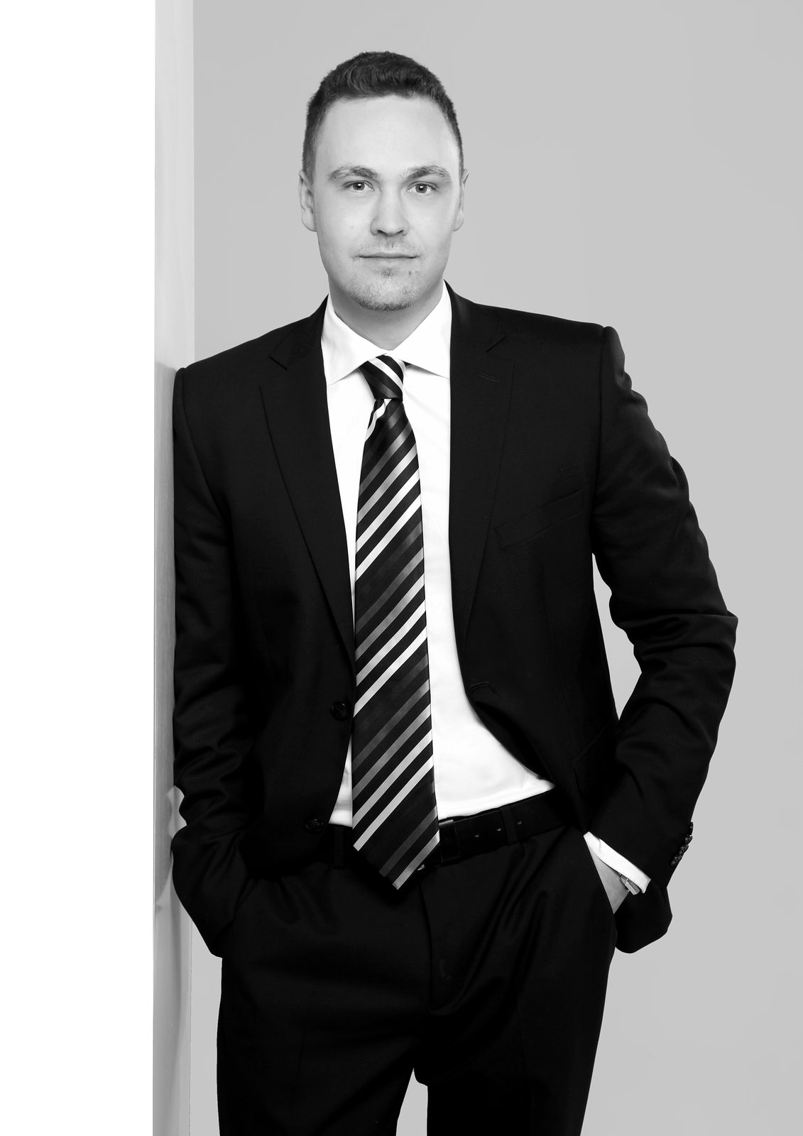 Bewerbungsfoto Hamburg – Mann im Anzug in Schwarzweiß – seriöses Businessporträt