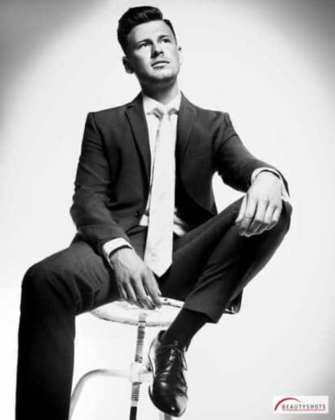 Business-Portrait Mann sitzend auf Hocker in lässiger Pose – Fotostudio Hamburg
