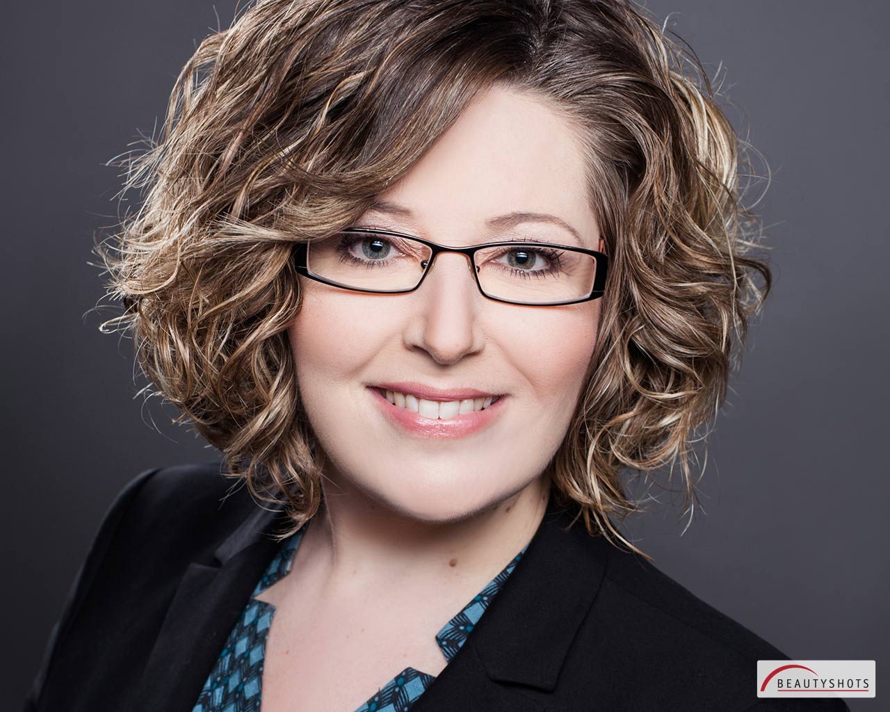 Bewerbungsfoto Hamburg – Frau mit Brille – professionelles Bewerbungsporträt bei BEAUTYSHOTS