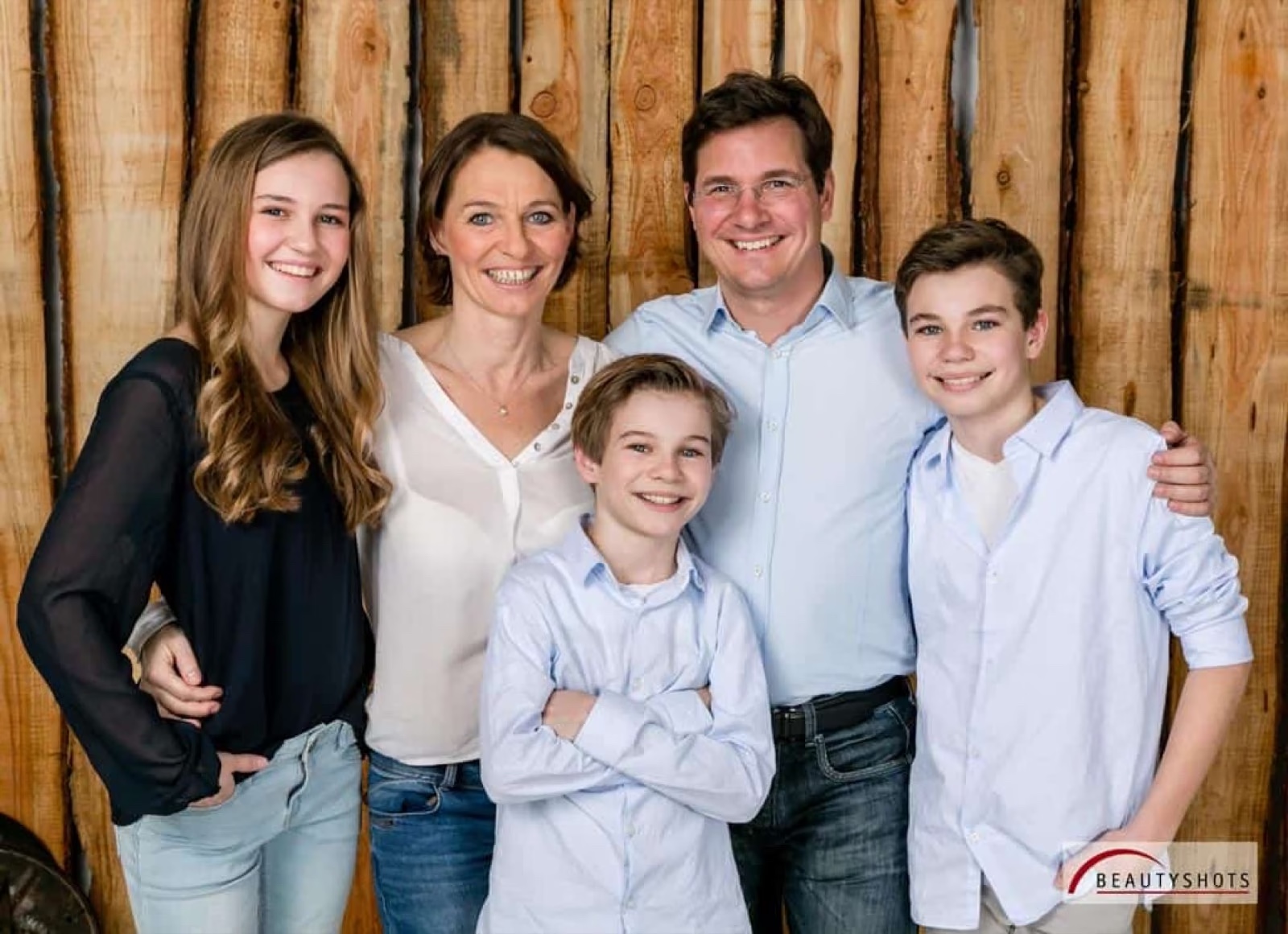 Familienfoto mit Mutter, Vater Tochter und zwei Söhnen – Fotostudio Hamburg