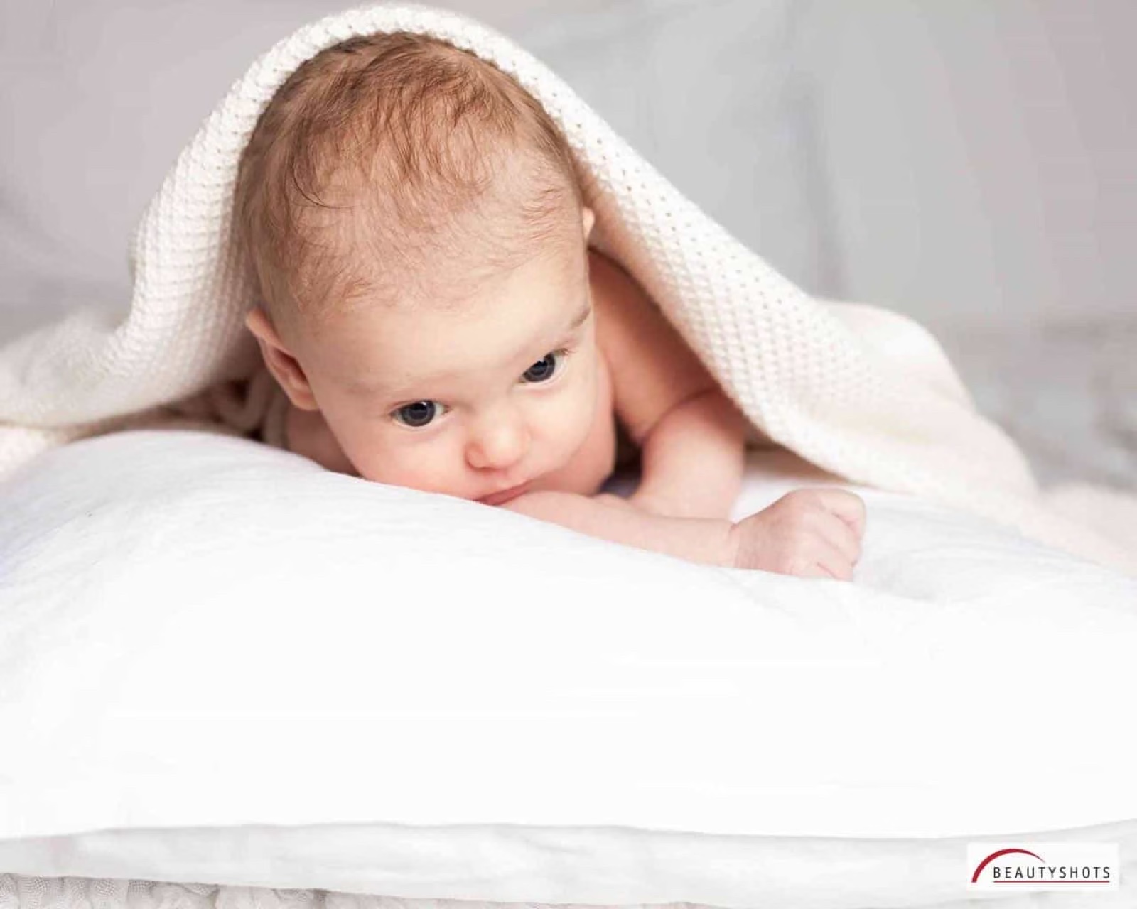 Neugeborenes Baby schaut hoch – Babyfotoshooting bei BEAUTYSHOTS Hamburg