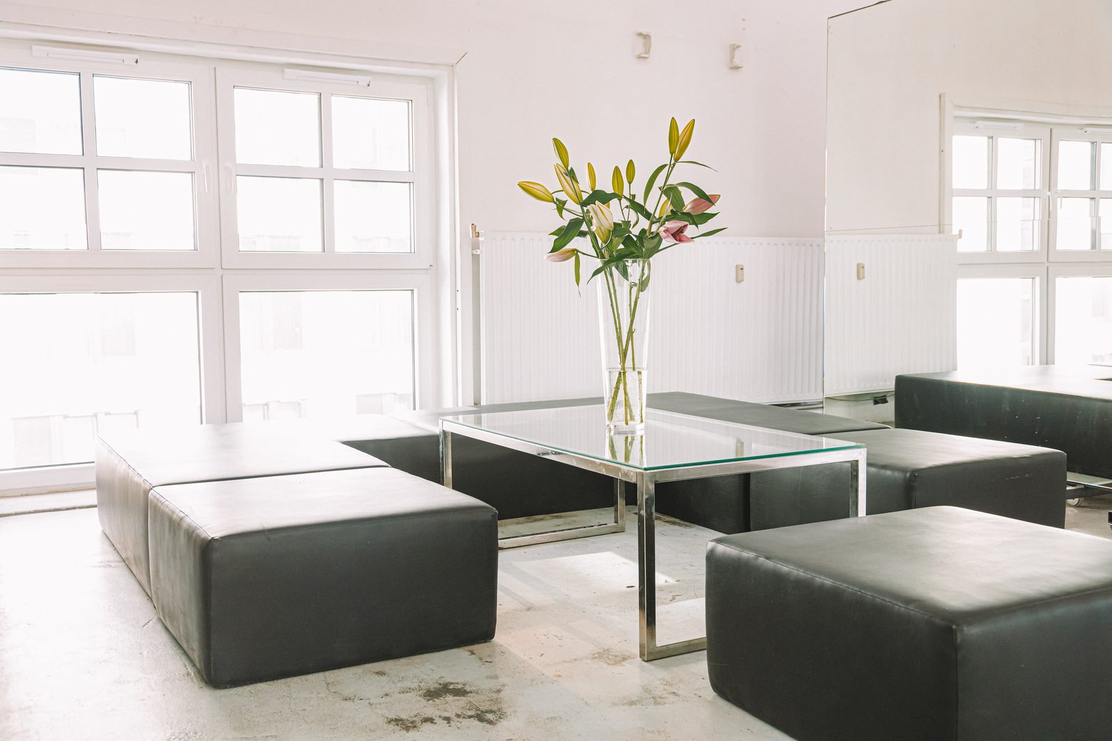 Fotostudio Hamburg-Altona – heller Loungebereich mit Sofas und großen Fenstern