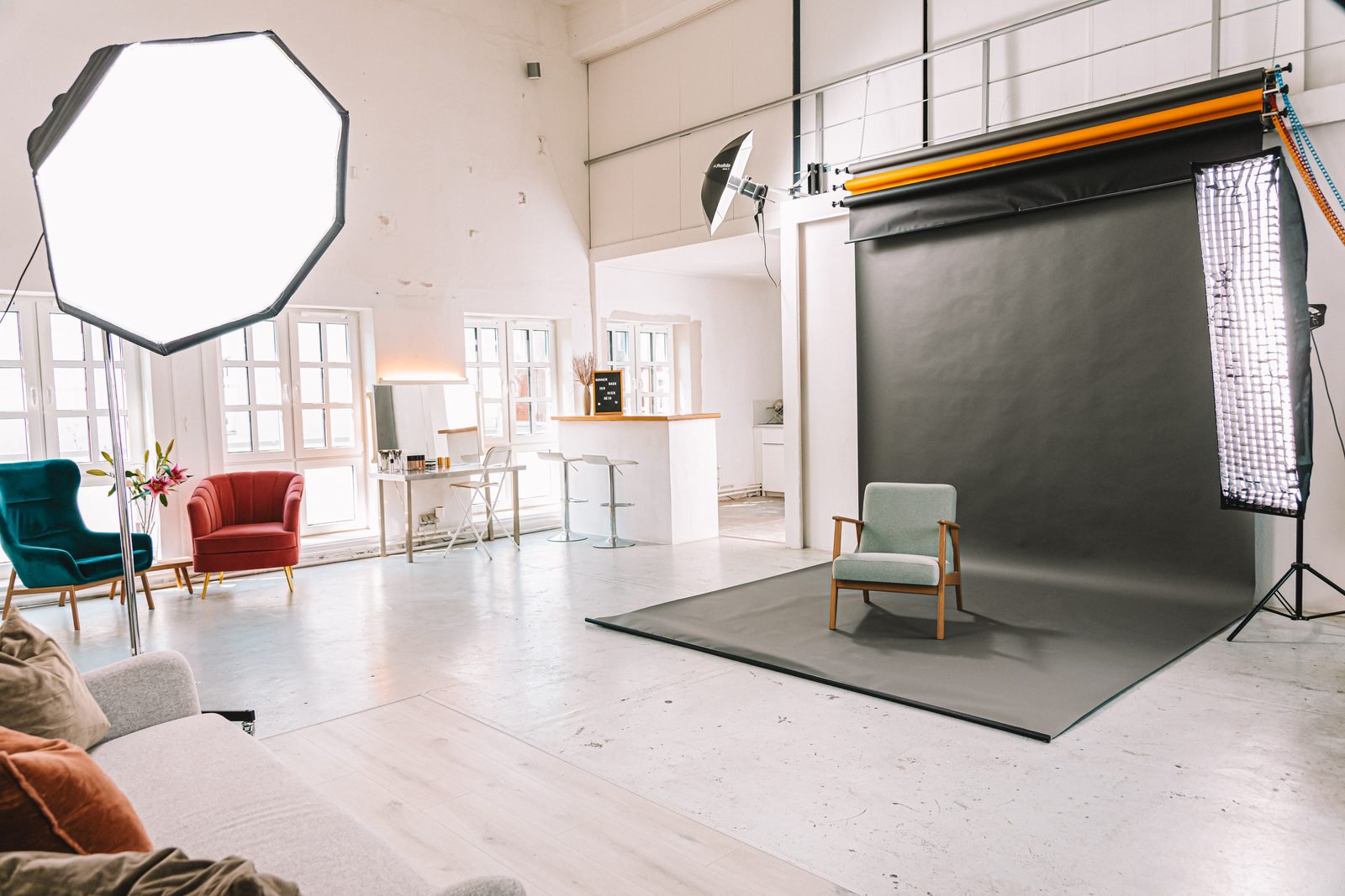 Fotostudio Hamburg-Altona – Aufnahmebereich mit weißer Hohlkehle und Studiobeleuchtung