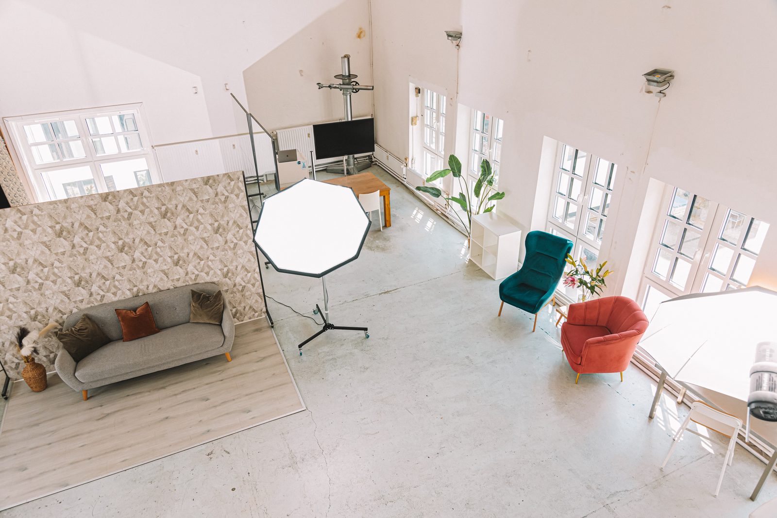 Fotostudio Hamburg-Altona – heller Warte- und Schminkbereich mit Tageslicht