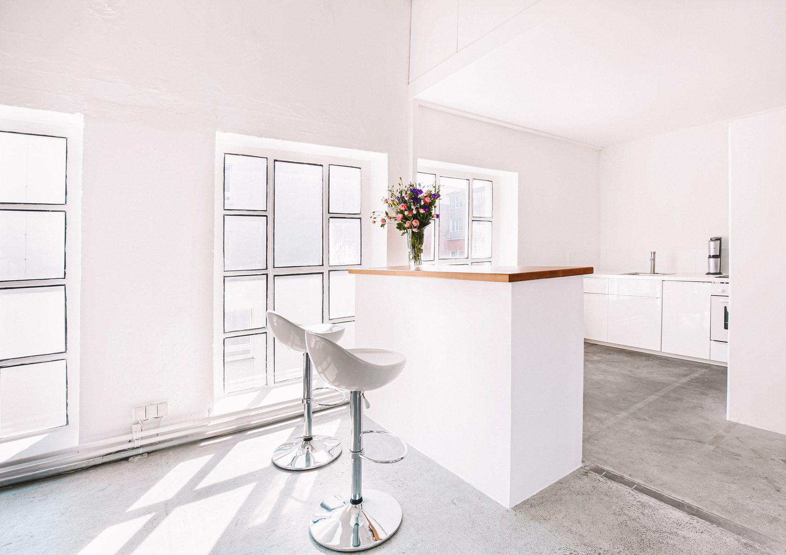 Fotostudio Hamburg-Altona – moderne Studiofläche mit Theke und Softbox-Setup