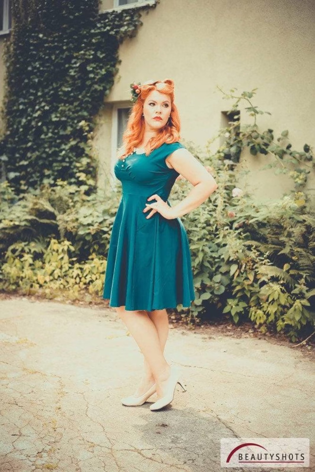 Frau im grünen Kleid im Freien – feminines Frauen-Fotoshooting