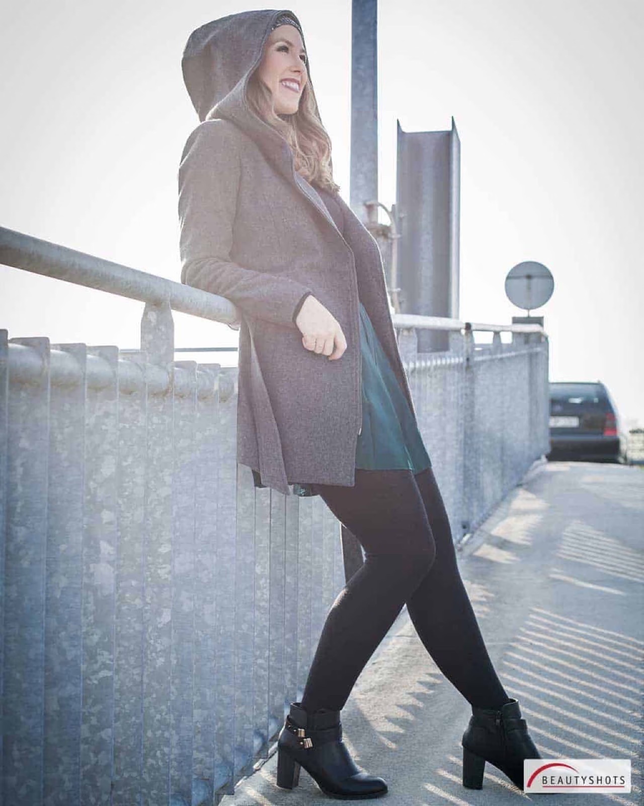 Frau im Mantel im urbanen Außenbereich – stilvolles Frauen-Fotoshooting