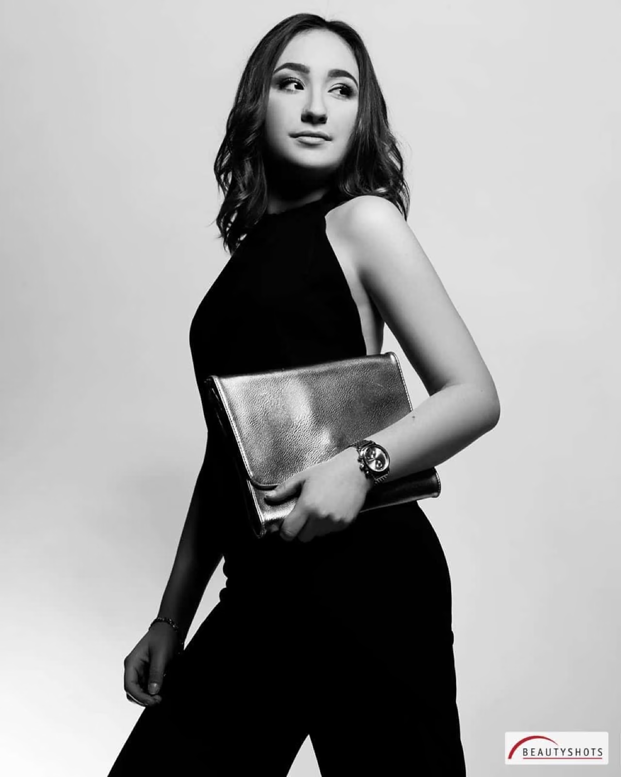 Frau im schwarzen Kleid mit Clutch – stilvolles Beauty Shooting im Fotostudio Hamburg