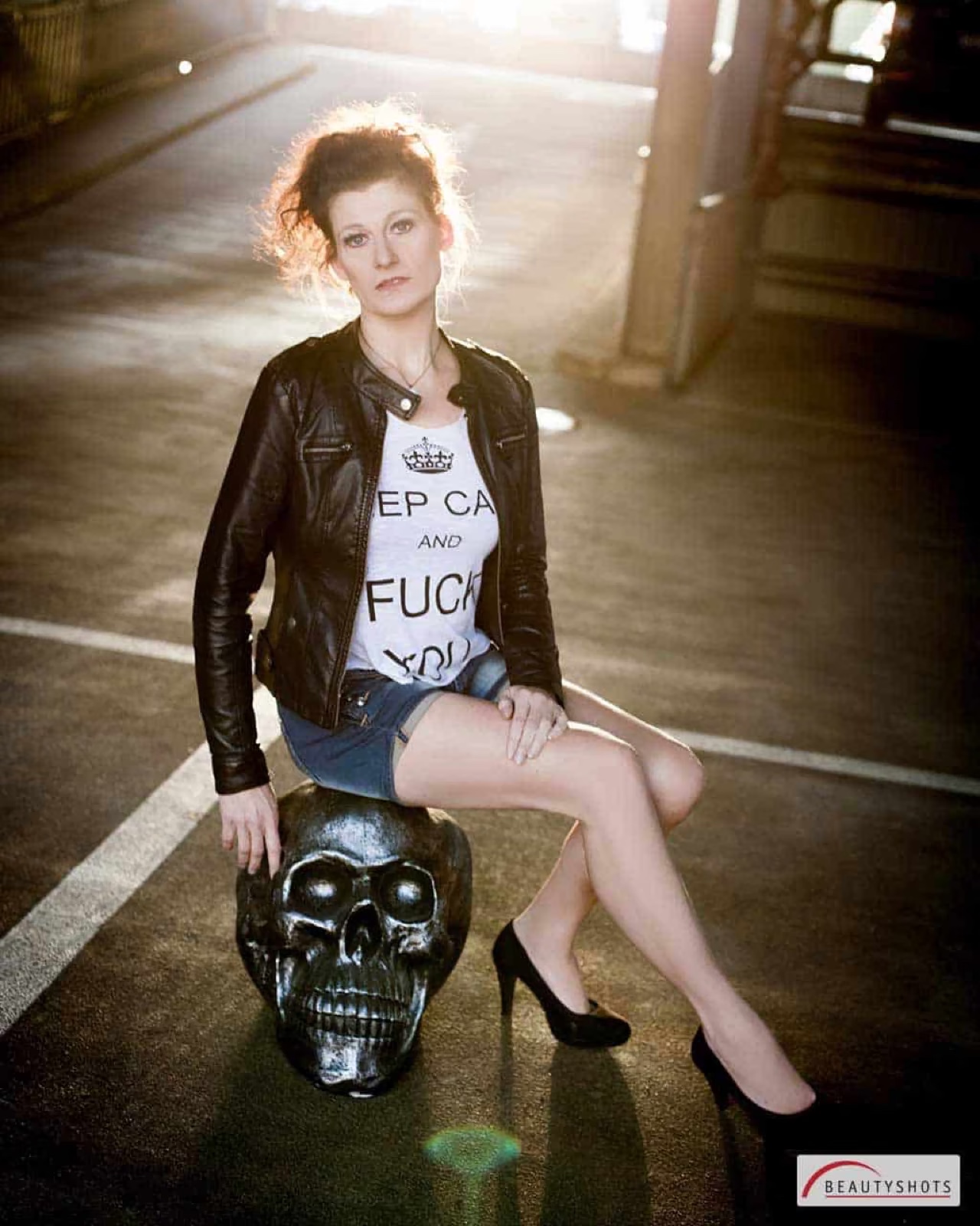 Frau im urbanen Look mit Lederjacke im Gegenlicht – modernes Beauty Shooting bei BEAUTYSHOTS Hamburg