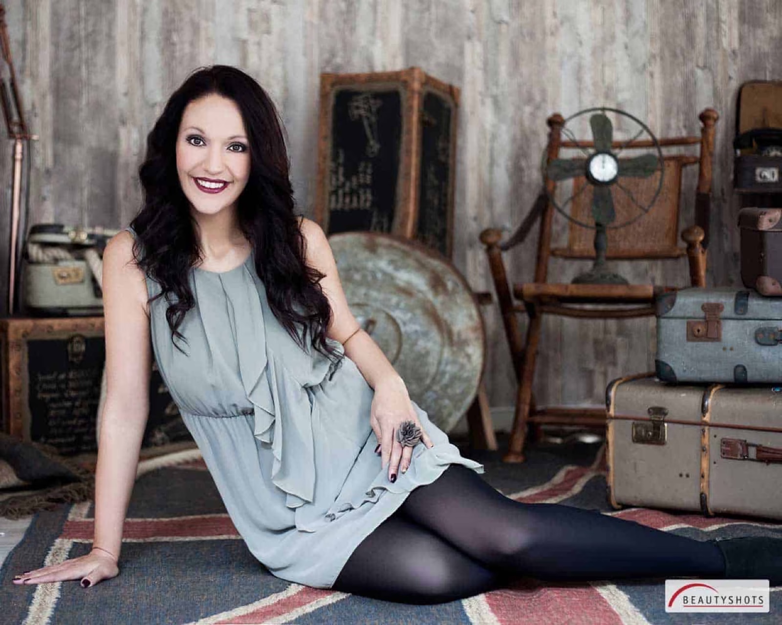 Frau im Vintage-Setting auf Sofa – feminines Beauty-Fotoshooting in Hamburg