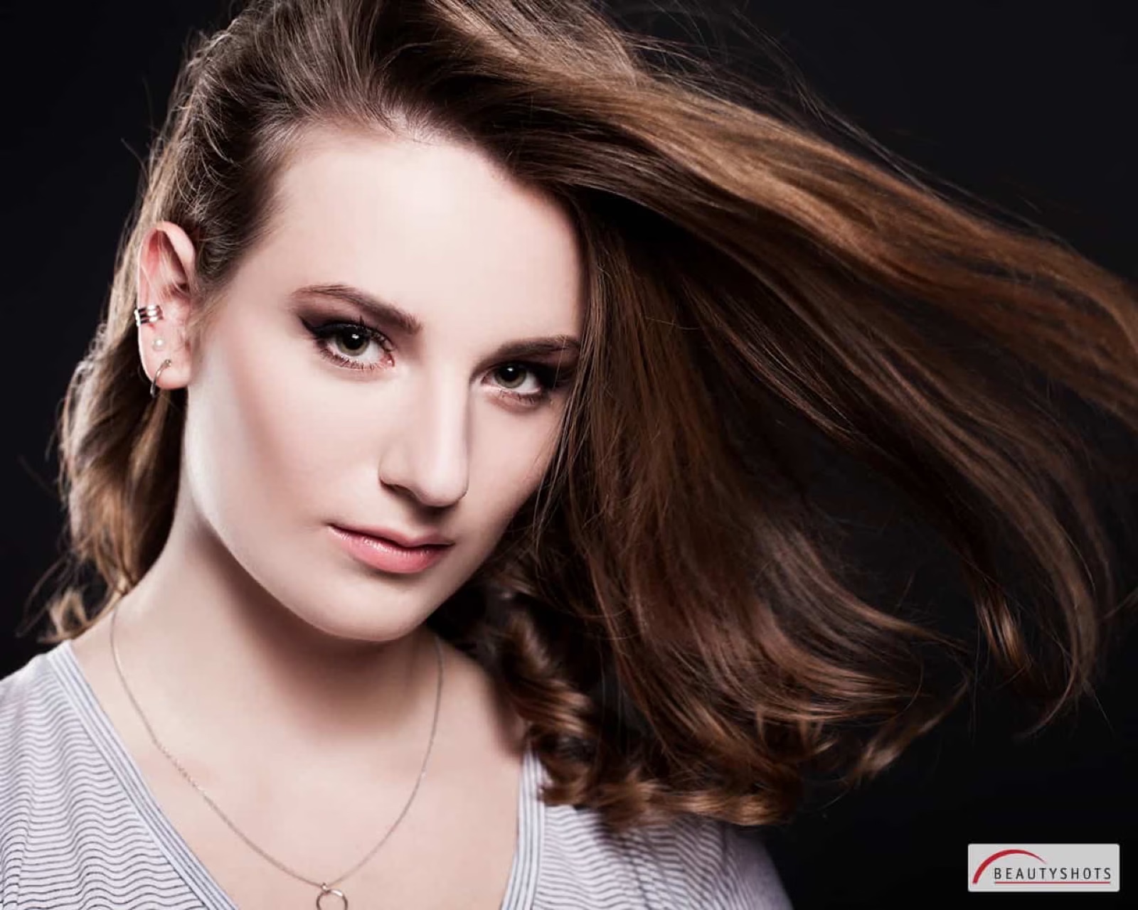 Close-up einer Frau mit wehendem Haar – glamouröses Beauty Shooting in Hamburg