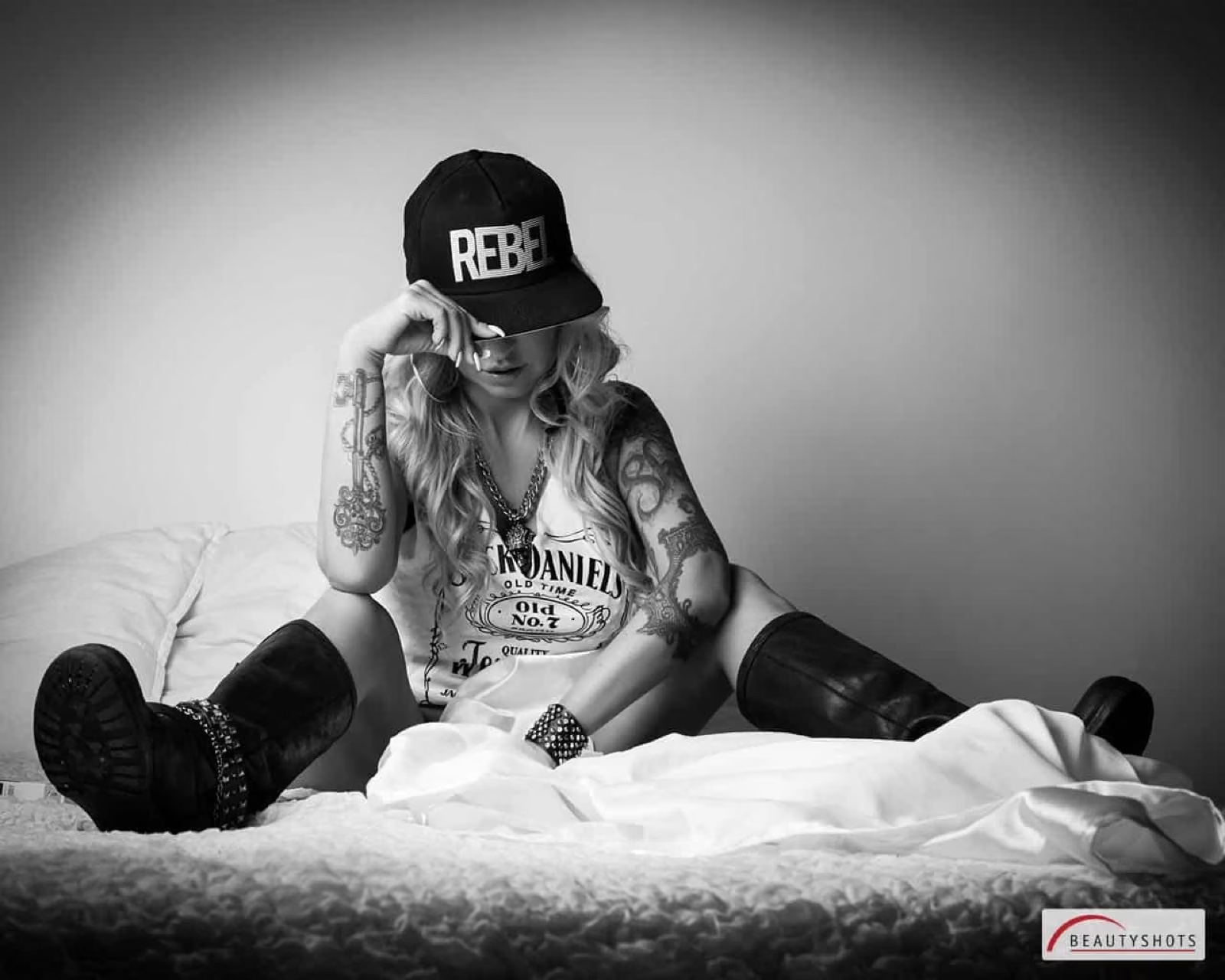 Frau mit Cap im urbanen Setting – modernes Frauen-Fotoshooting im Fotostudio Hamburg
