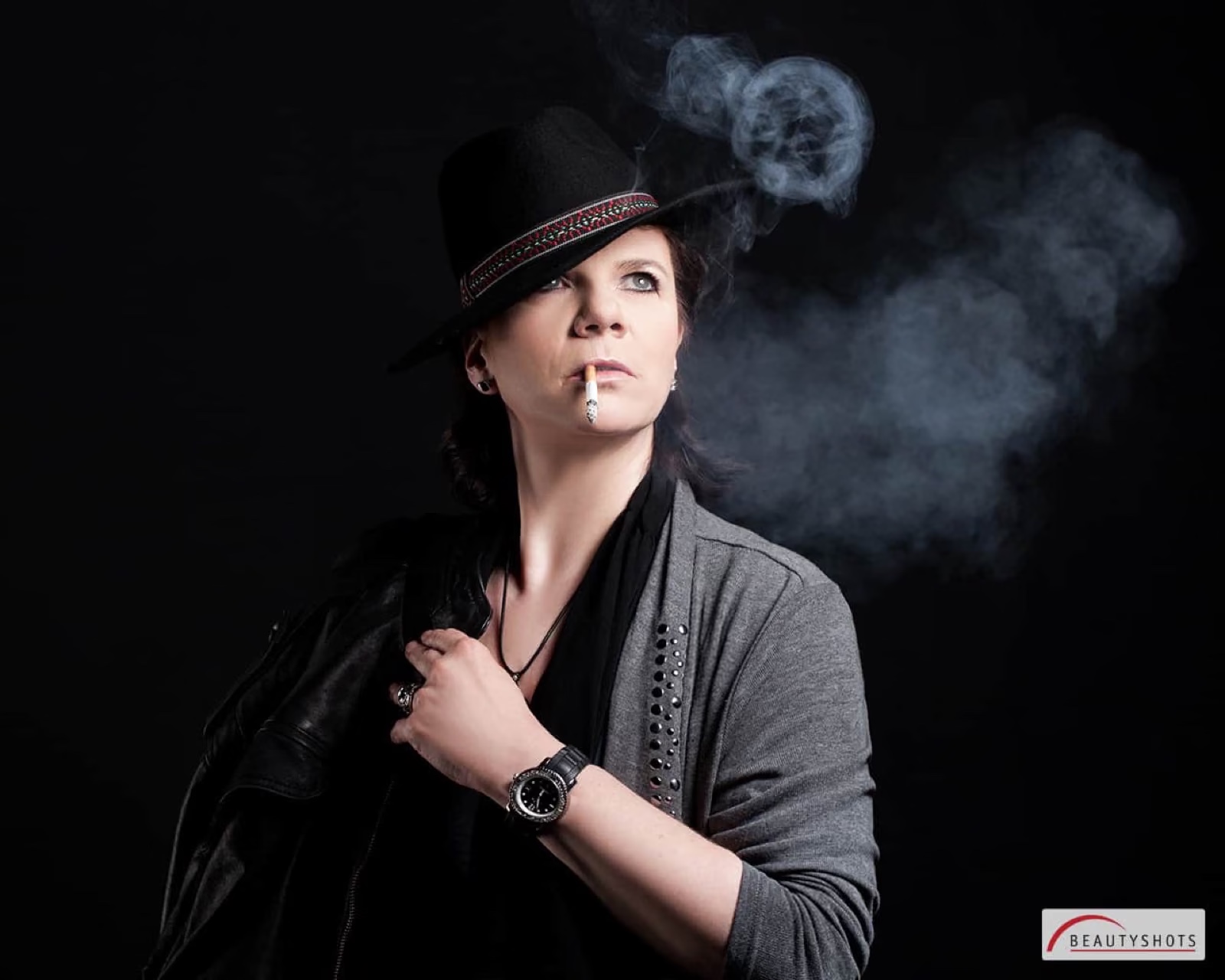 Frau mit Hut im dunklen Setting – kreatives Beauty Shooting im Fotostudio Hamburg