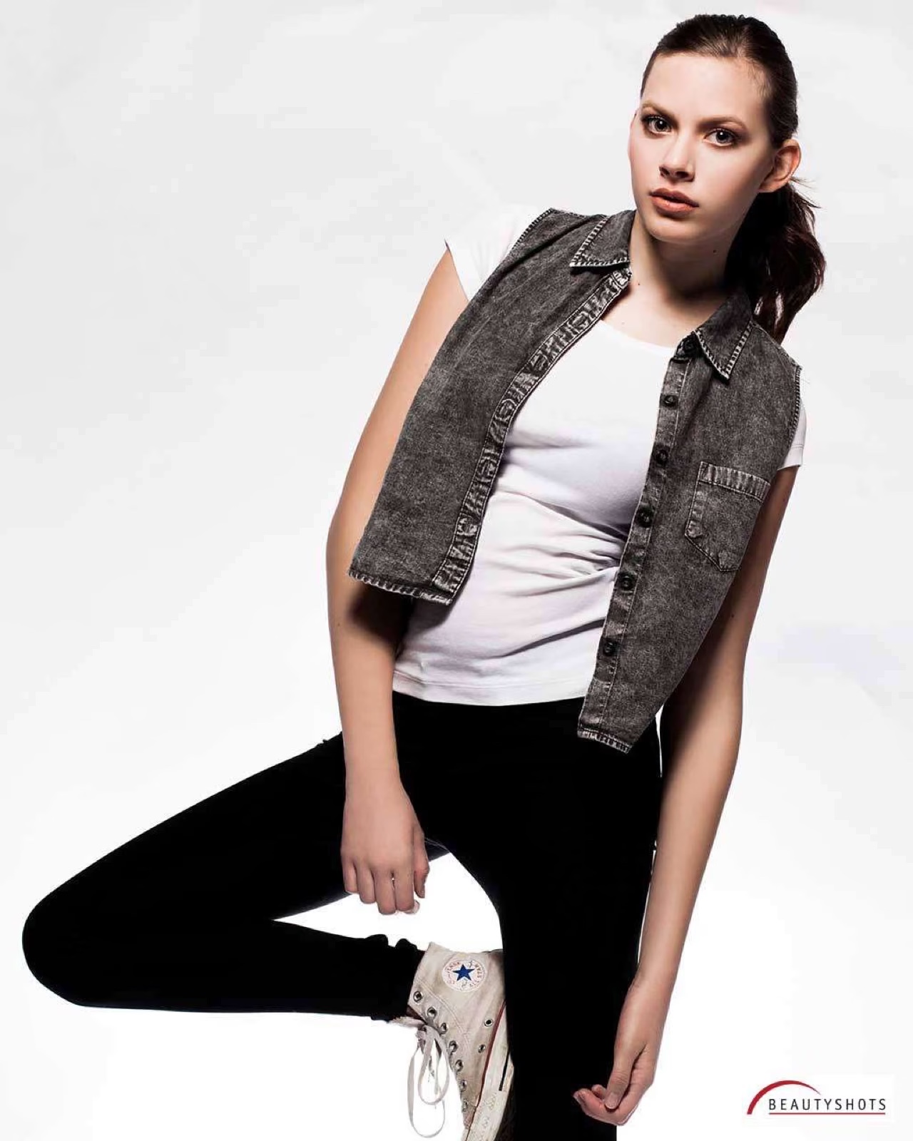 Frau mit Jeansweste in dynamischer Pose – modernes Frauen-Fotoshooting