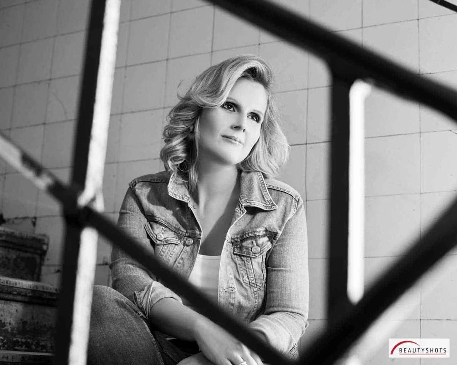 Frau mit Kurzhaarfrisur auf einer Treppe – modernes Pretty Woman Shooting