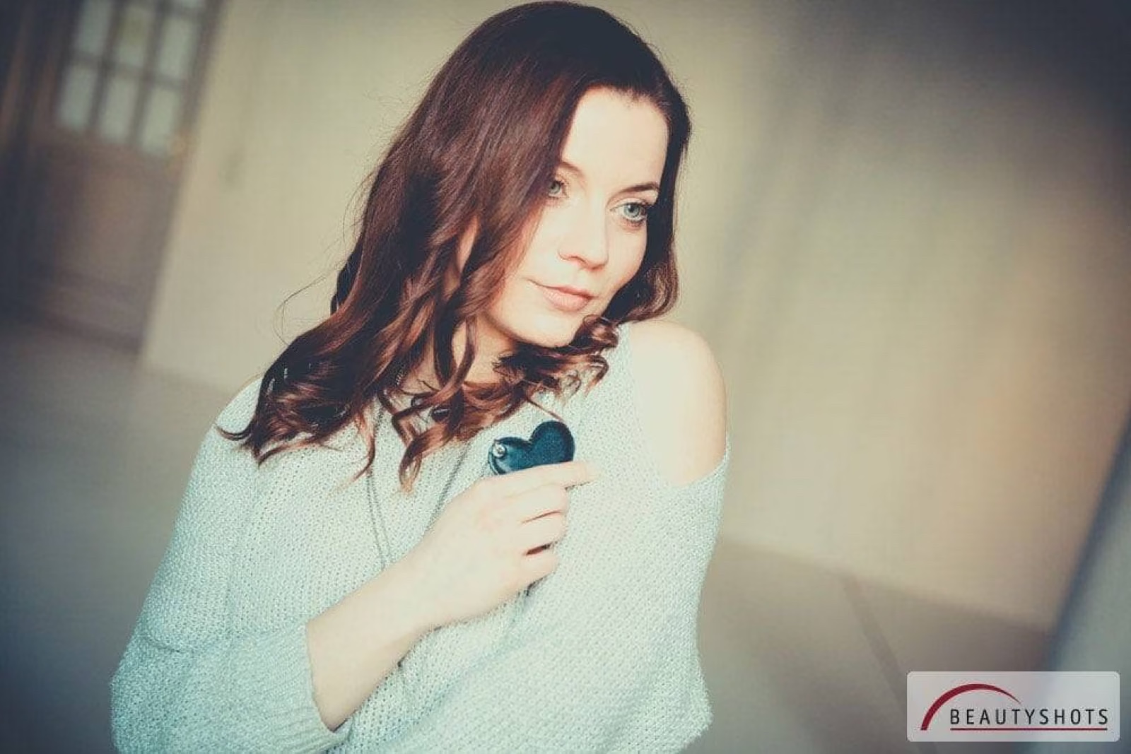 Frau mit lockeren Haaren im Studio – emotionales Frauenporträt bei BEAUTYSHOTS Hamburg