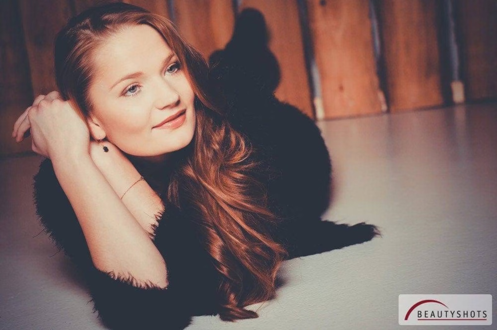 Frau mit roten Haaren in warmer Lichtstimmung – sinnliches Beautyporträt im Fotostudio Hamburg