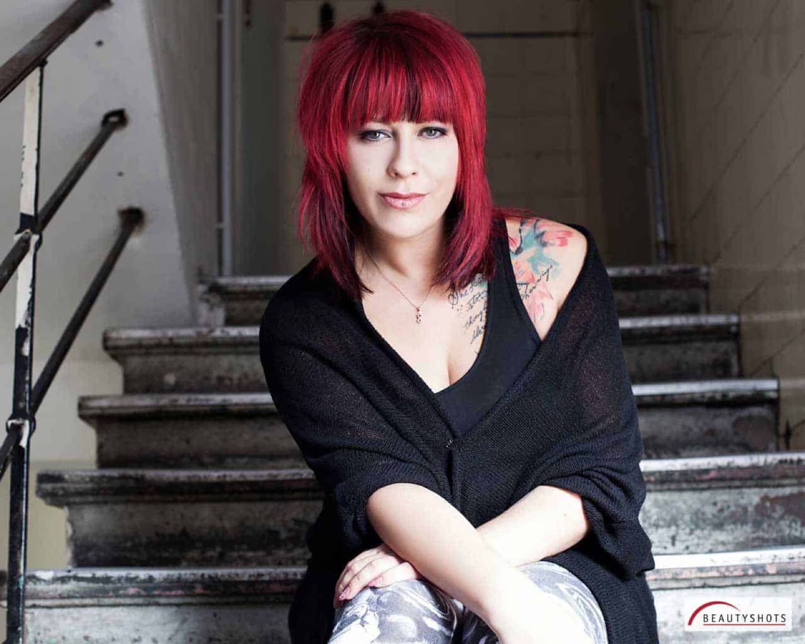 Frau mit roten Haaren und Tattoo im Studio – individuelles Beauty Shooting bei BEAUTYSHOTS