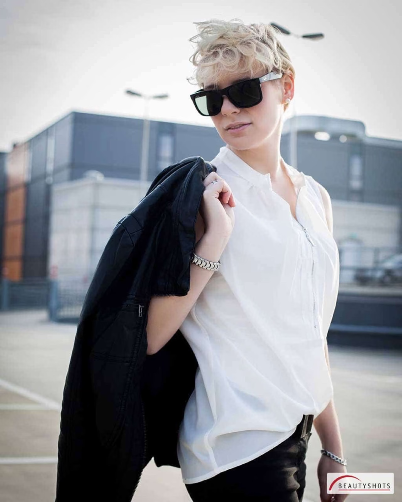 Frau mit Sonnenbrille und lässigem Outfit in der Stadt – stylisches Frauen-Fotoshooting in Hamburg