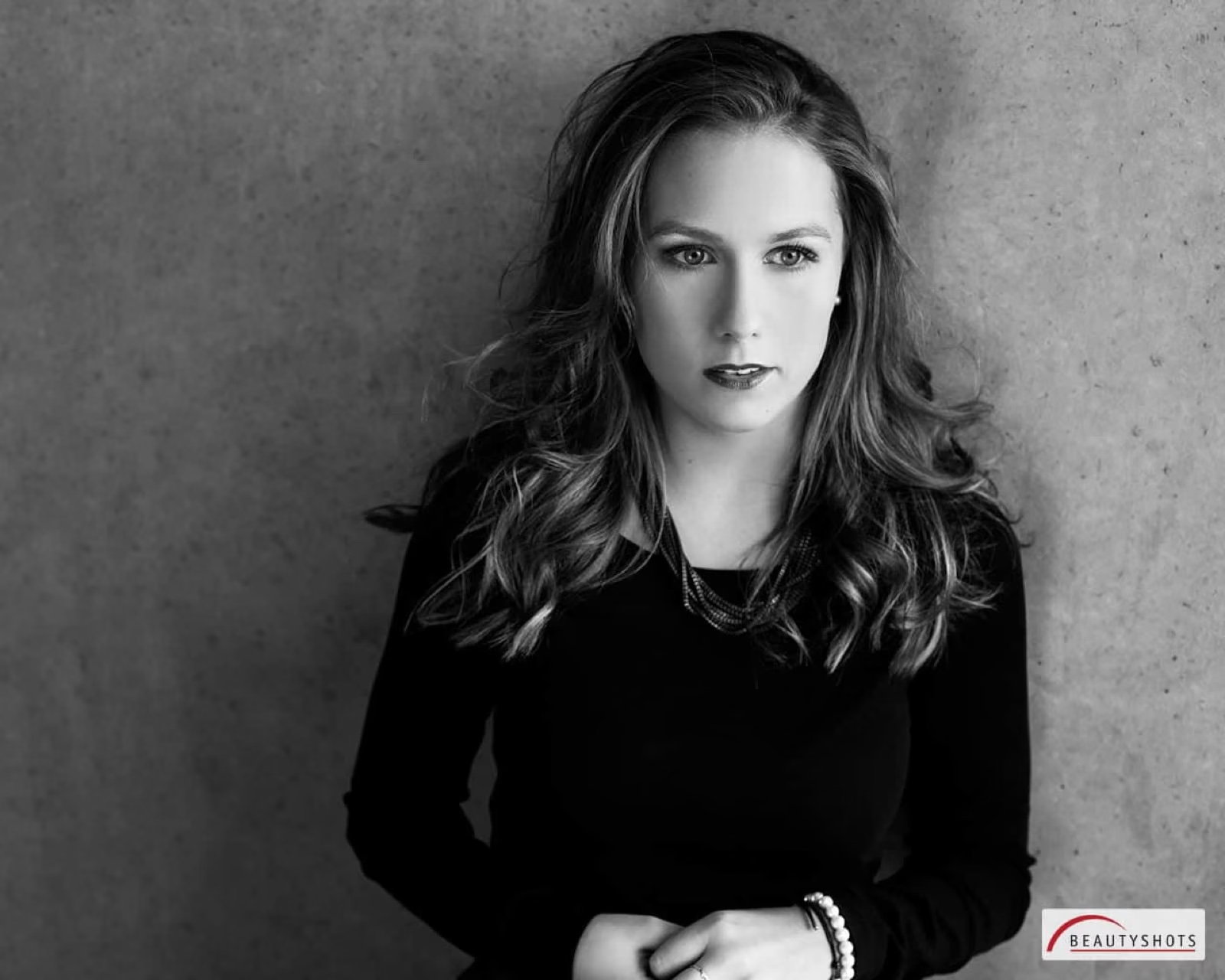 Intensives Porträt einer Frau im Studio – professionelles Beauty-Fotoshooting in Hamburg