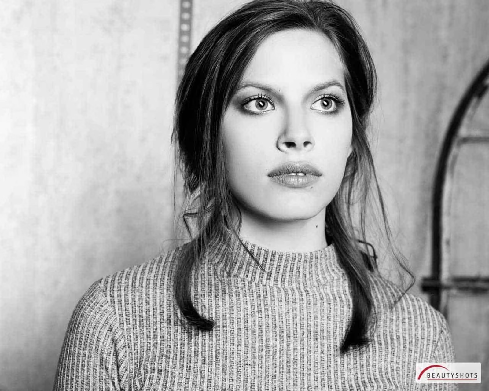 Intensives Schwarzweiß-Porträt einer Frau – ausdrucksstarkes Beauty Shooting in Hamburg