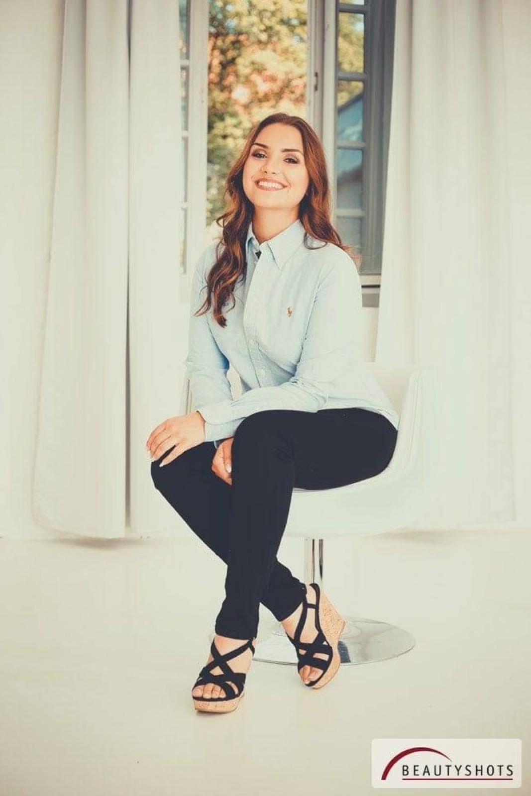 Junge Frau auf einem Hocker im Studio – modernes Porträtshooting im Fotostudio Hamburg