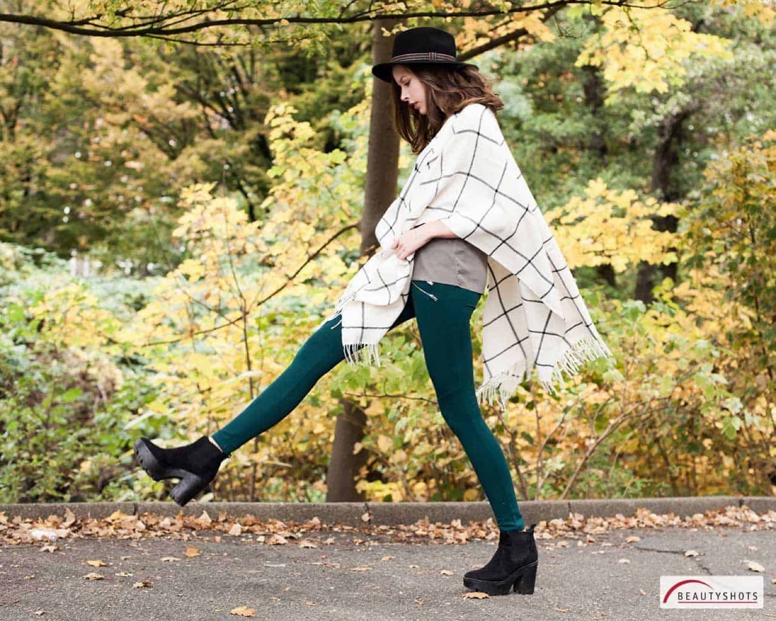 Junge Frau im Herbstlook im Freien – lebendiges Beauty-Fotoshooting in Hamburg