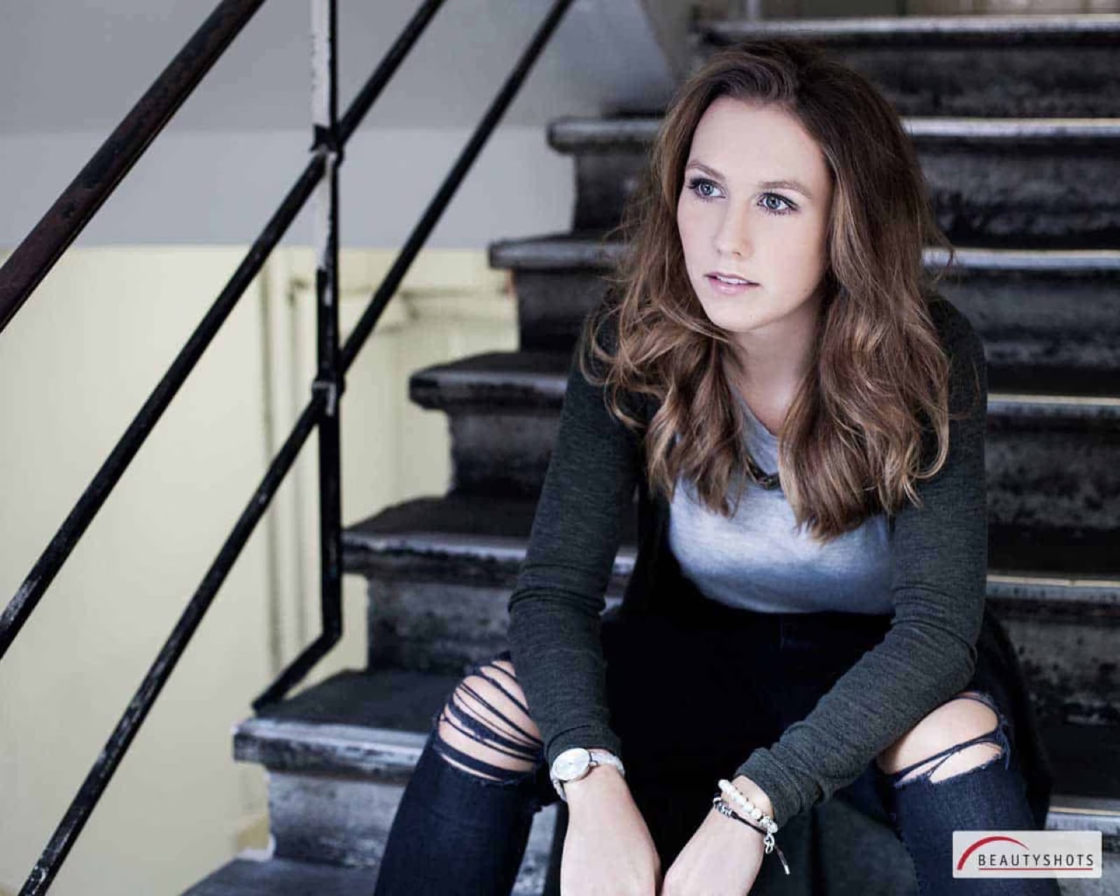 Frau auf Treppe mit lässigem Styling – modernes Frauen-Fotoshooting im Fotostudio Hamburg