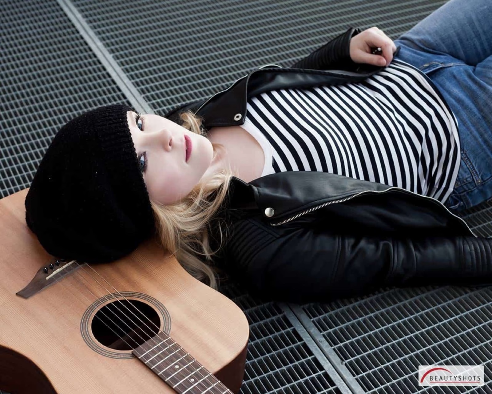 Lässige Pose einer Frau im Streifenshirt – kreatives Beauty Shooting in Hamburg