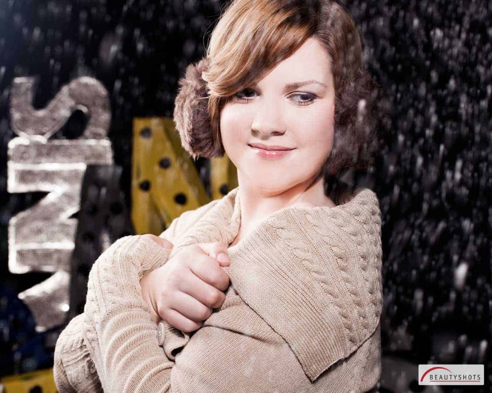 Nahaufnahme einer Frau mit verschränkten Armen – modernes Frauen-Fotoshooting in Hamburg