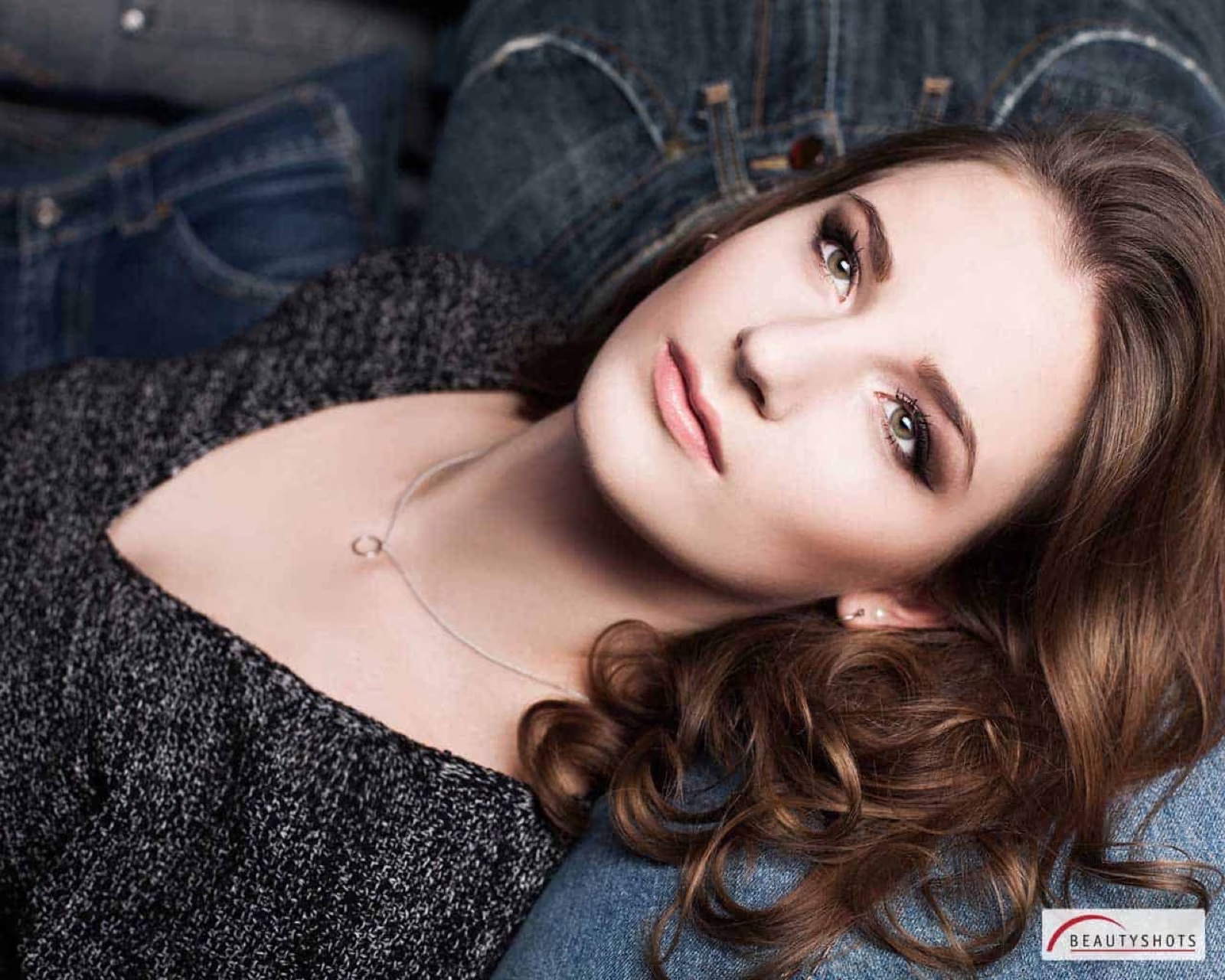 Nahaufnahme einer Frau mit weichem Blick – emotionales Frauen-Fotoshooting