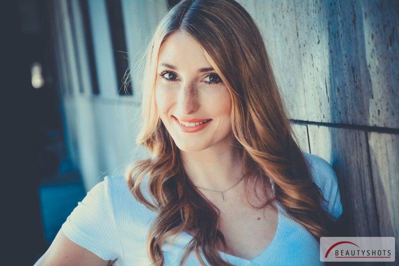 Nahaufnahme einer lächelnden Frau vor urbanem Hintergrund – modernes Pretty Woman Fotoshooting