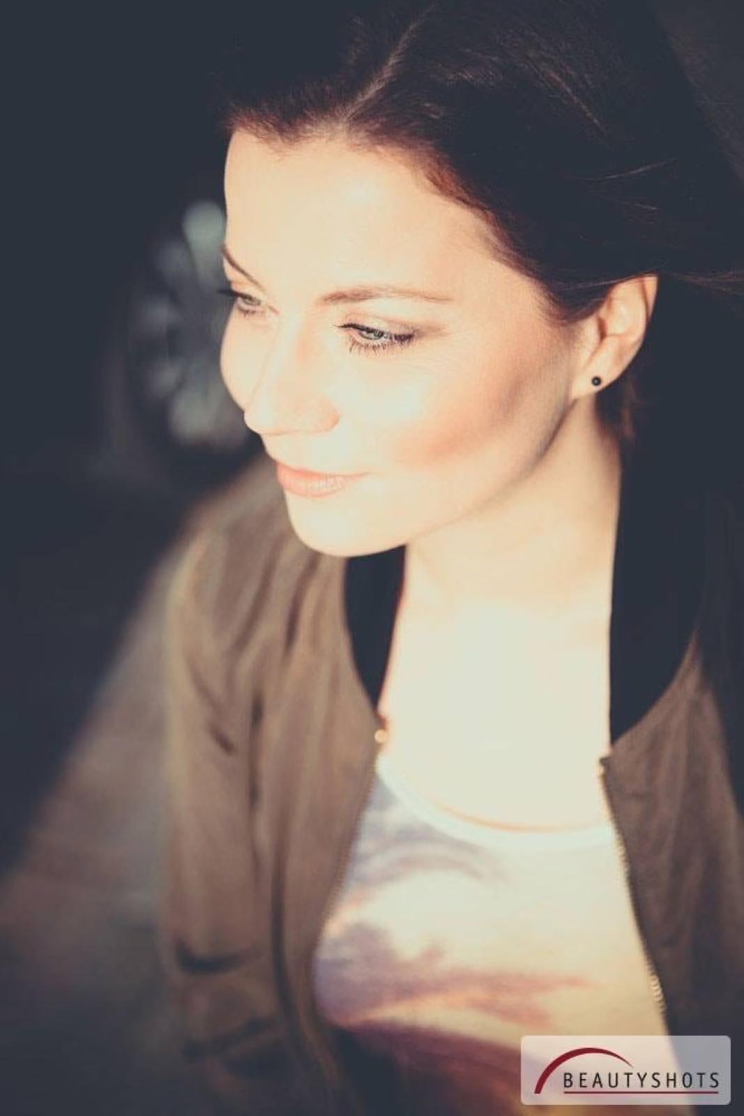 Sanftes Seitenprofil einer Frau mit natürlichem Make-up – elegantes Pretty Woman Fotoshooting