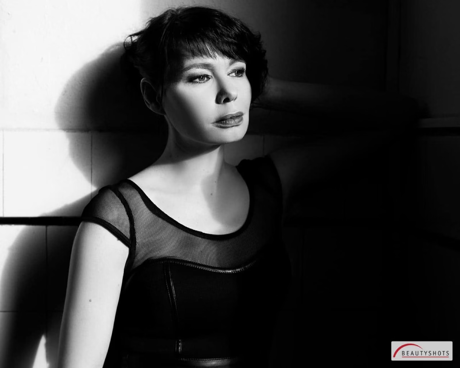 Schwarzweiß-Porträt einer Frau im Abendlook – elegantes Frauen-Fotoshooting bei BEAUTYSHOTS Hamburg