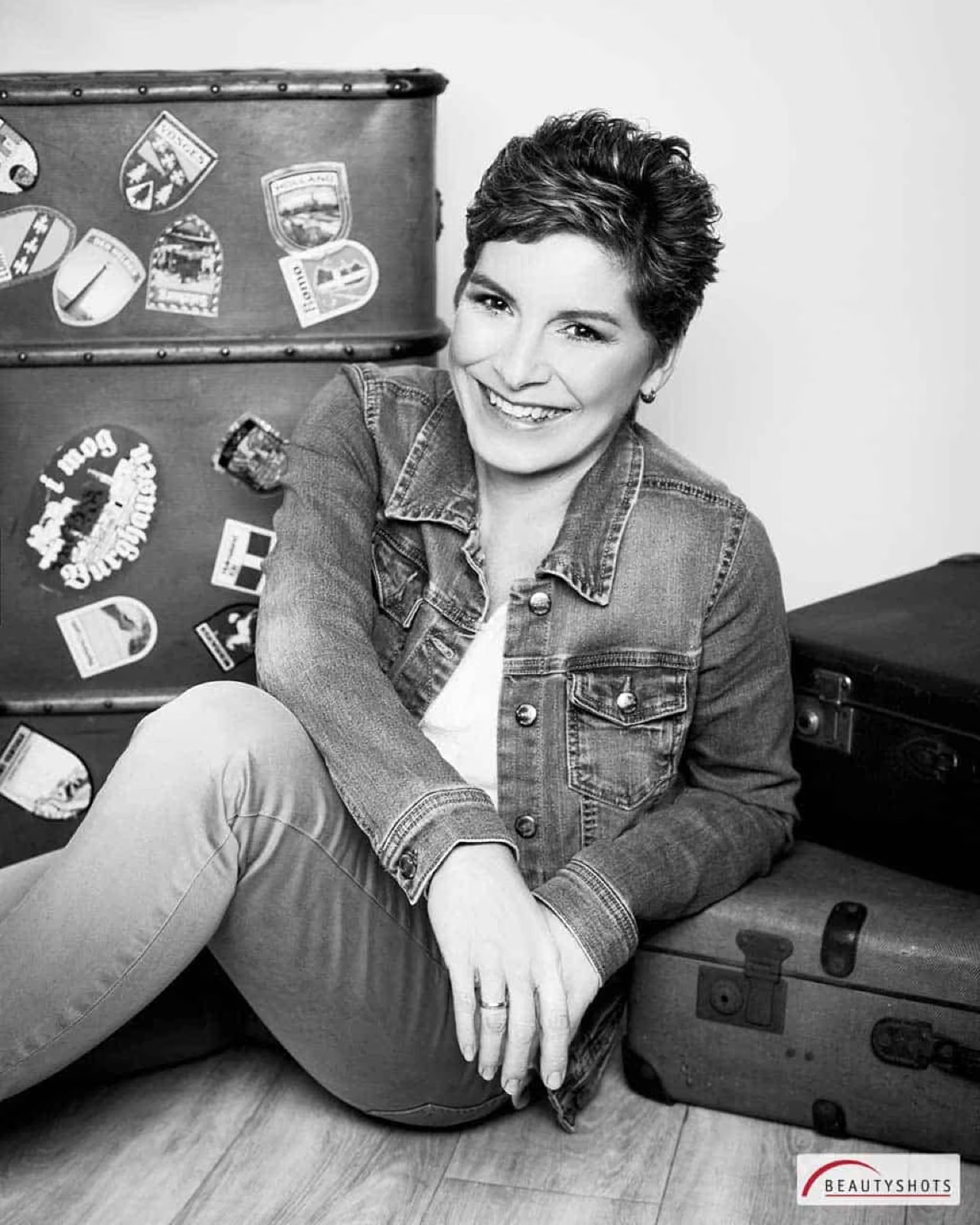 Schwarzweiß-Porträt einer Frau im Jeanslook – klassisches Frauen-Fotoshooting bei BEAUTYSHOTS Hamburg