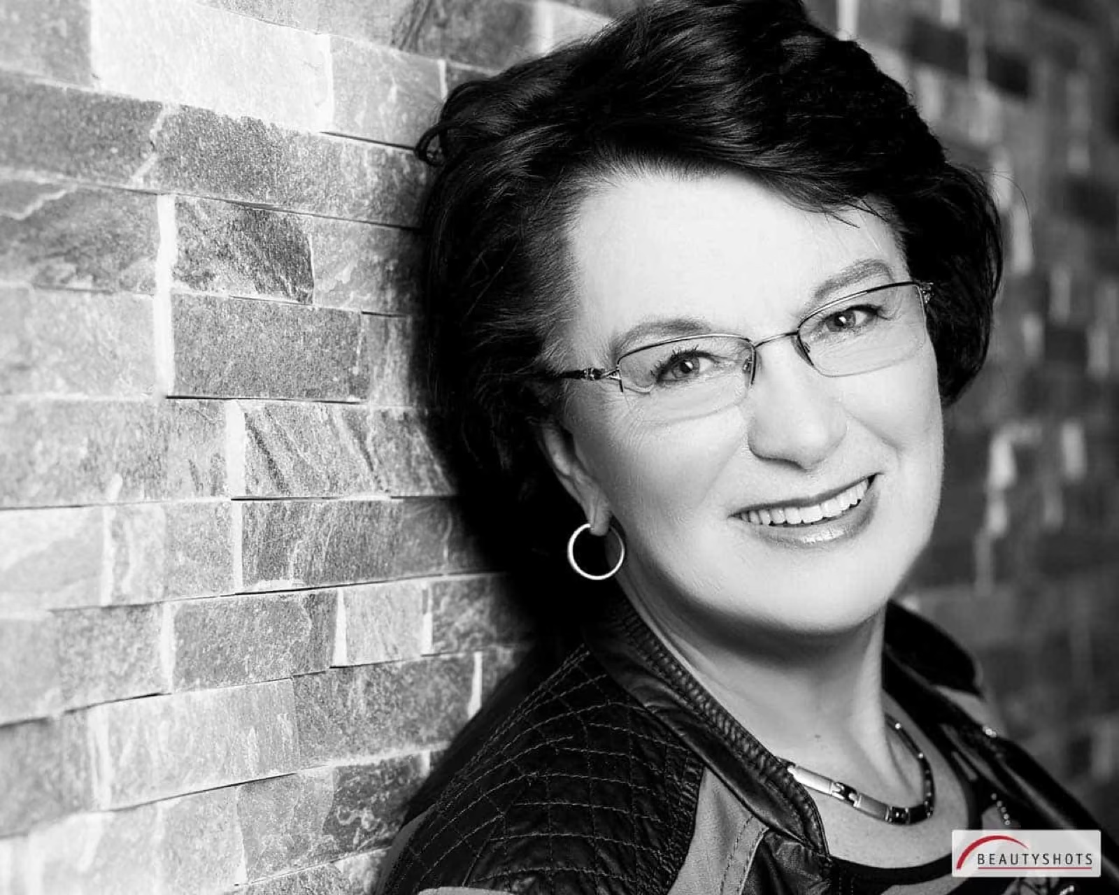 Schwarzweiß-Porträt einer Frau mit Brille – zeitloses Beauty Shooting im Fotostudio Hamburg